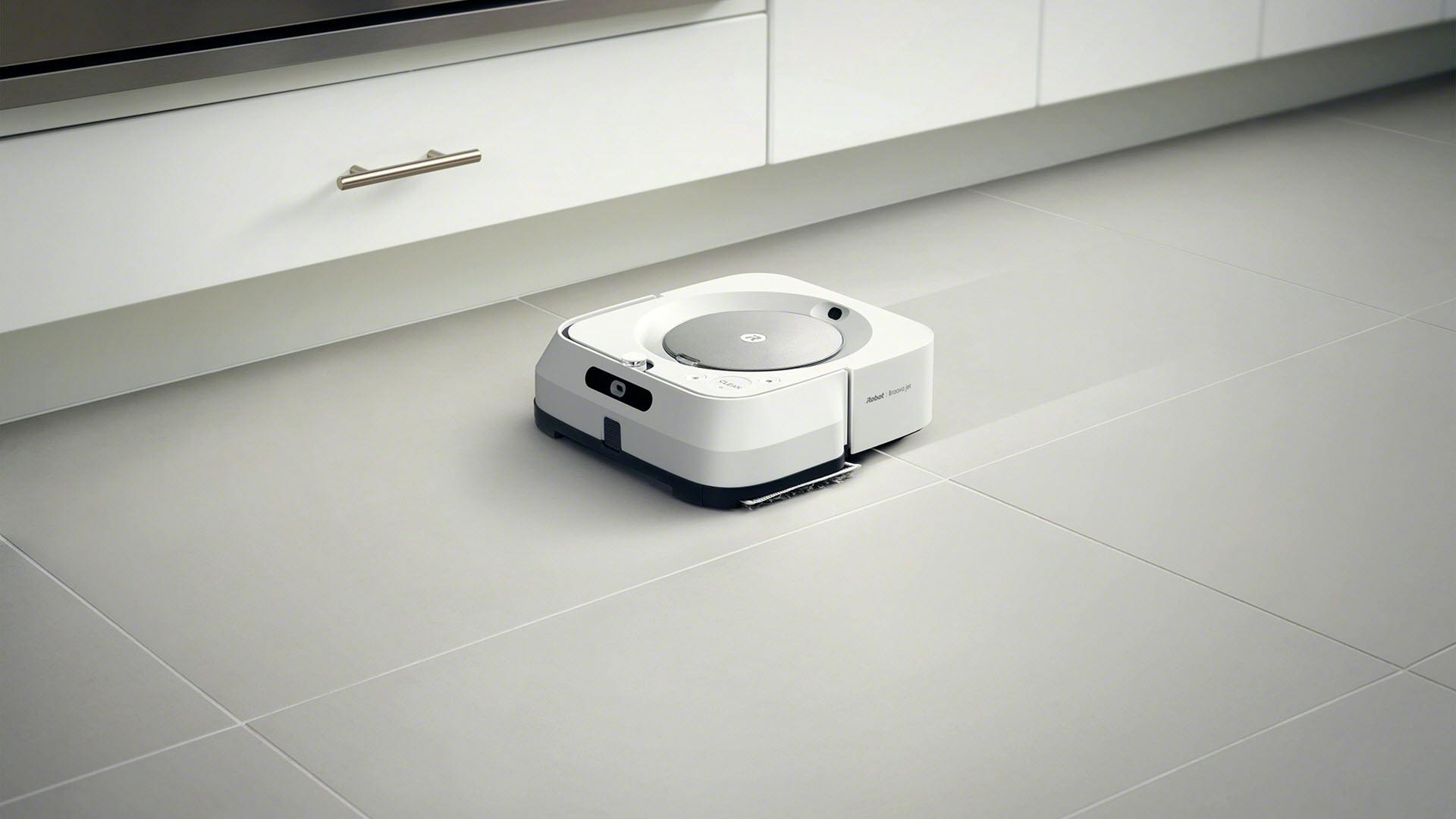 Robotstofzuiger met dweilfunctie in de keuken