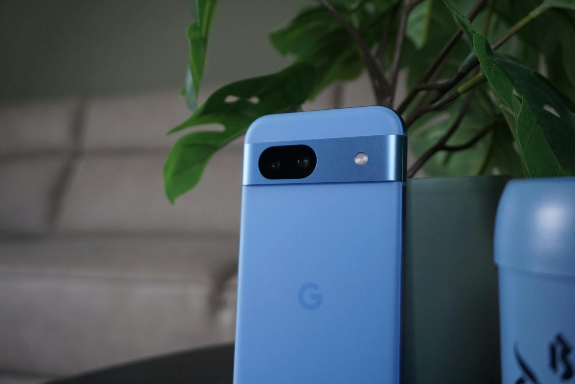 De Pixel 8a heeft twee camera's op de achterkant