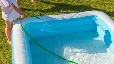 Waterpret zonder schuldgevoel: zo ga je zuinig om met zwembadwater