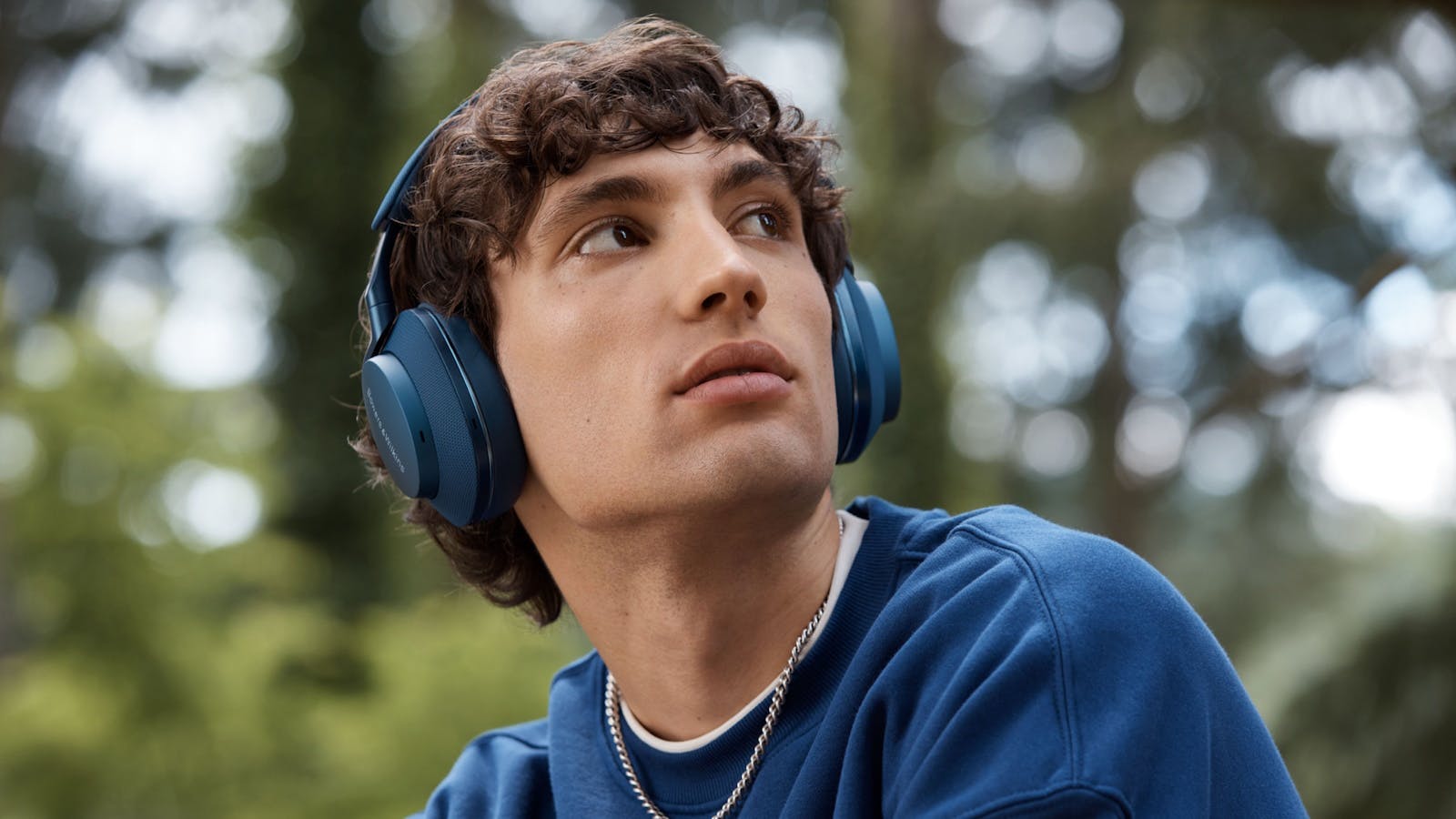 Man luistert buiten naar Bowers & Wilkins Px7 S2e