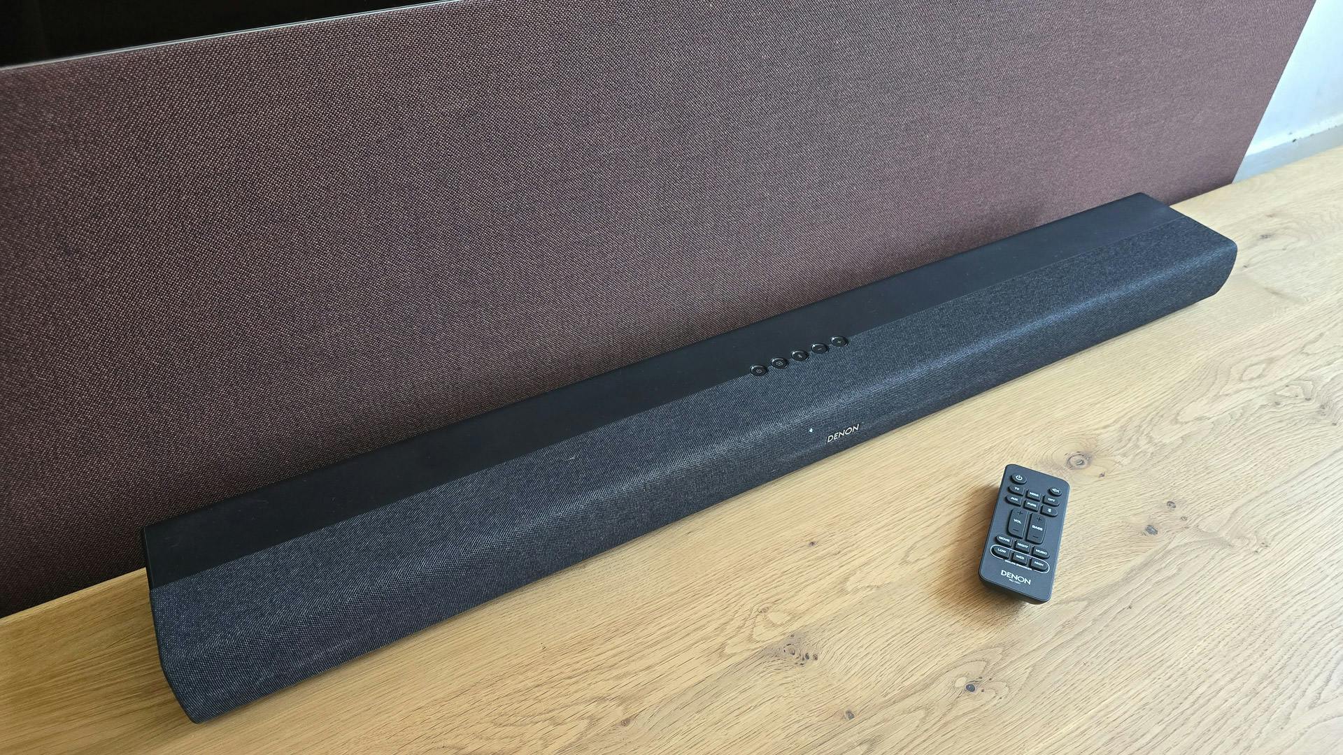 De DHT-S218 op een AV-meubel