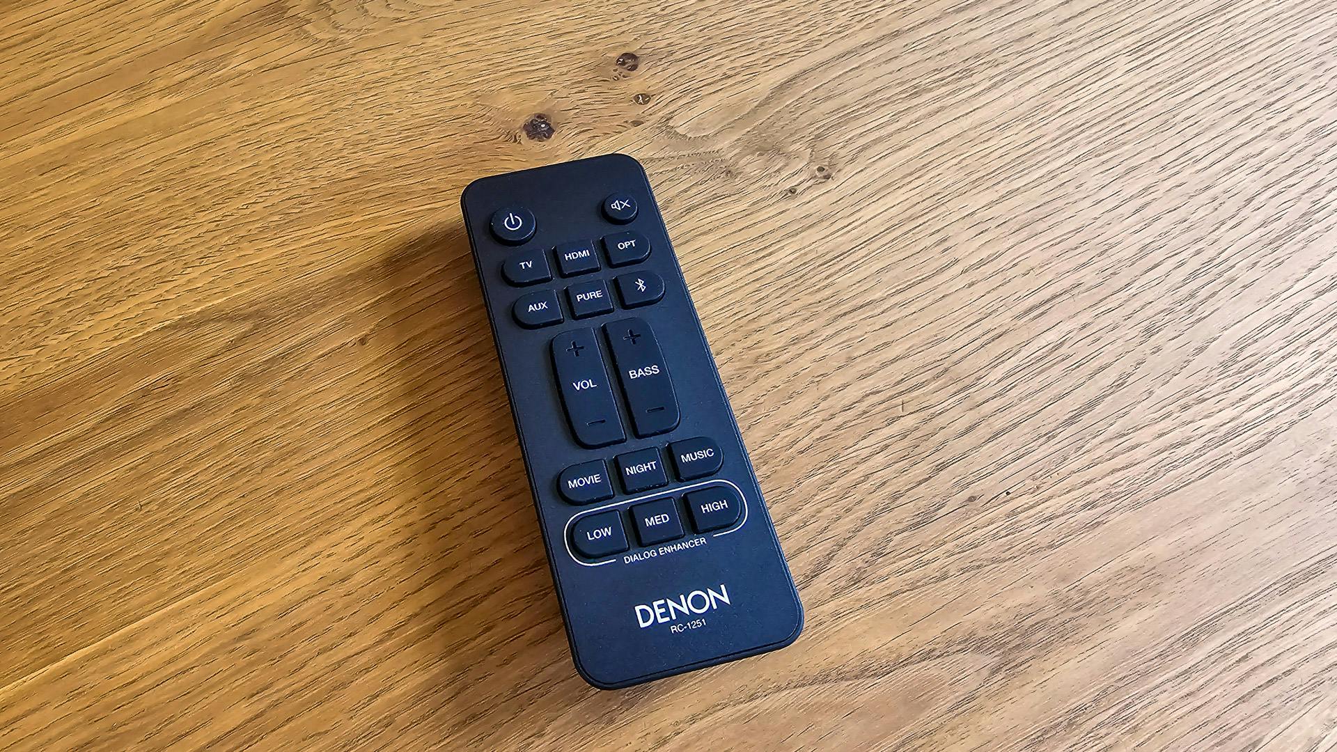 De remote van de Denon DHT-S218