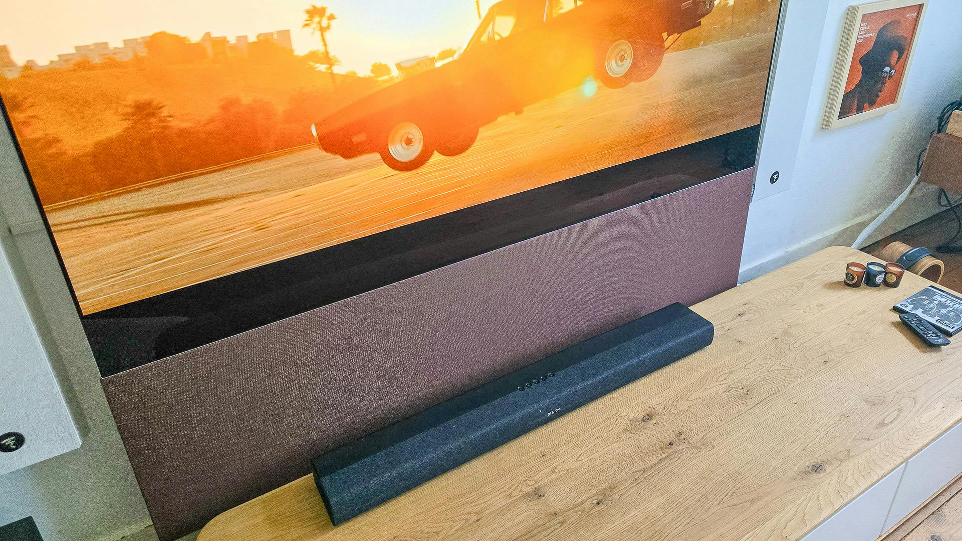 De Denon DHT-S218 op een AV-meubel.