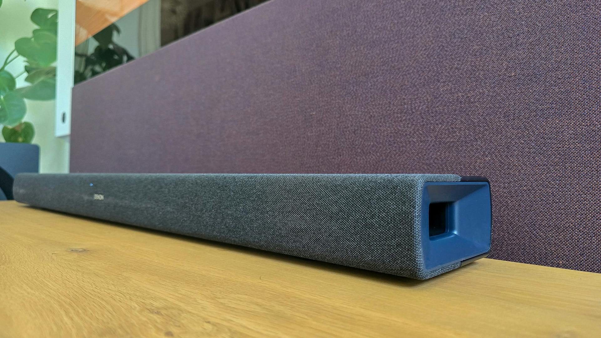 De DHT-S218 langs de zijkant, met zicht op een baspoort.