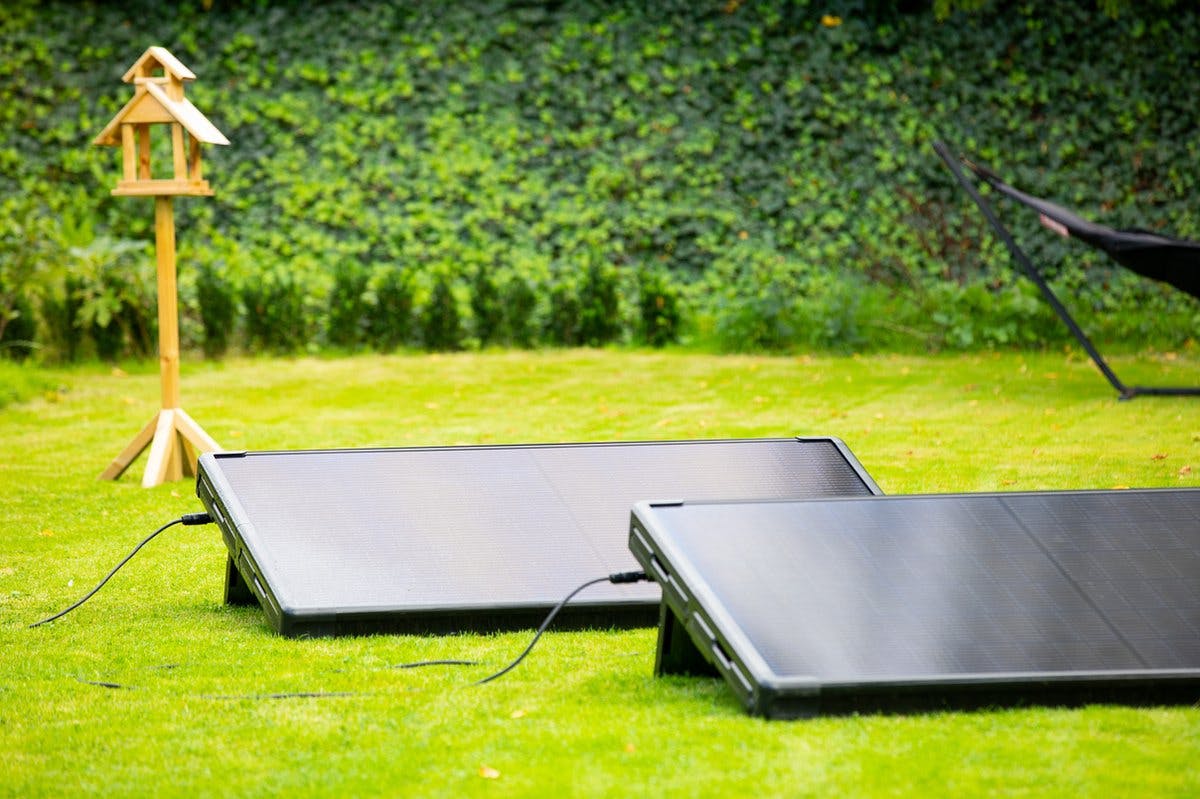 De zonnepanelen van supersola kun je overal plaatsen, ook in de tuin.