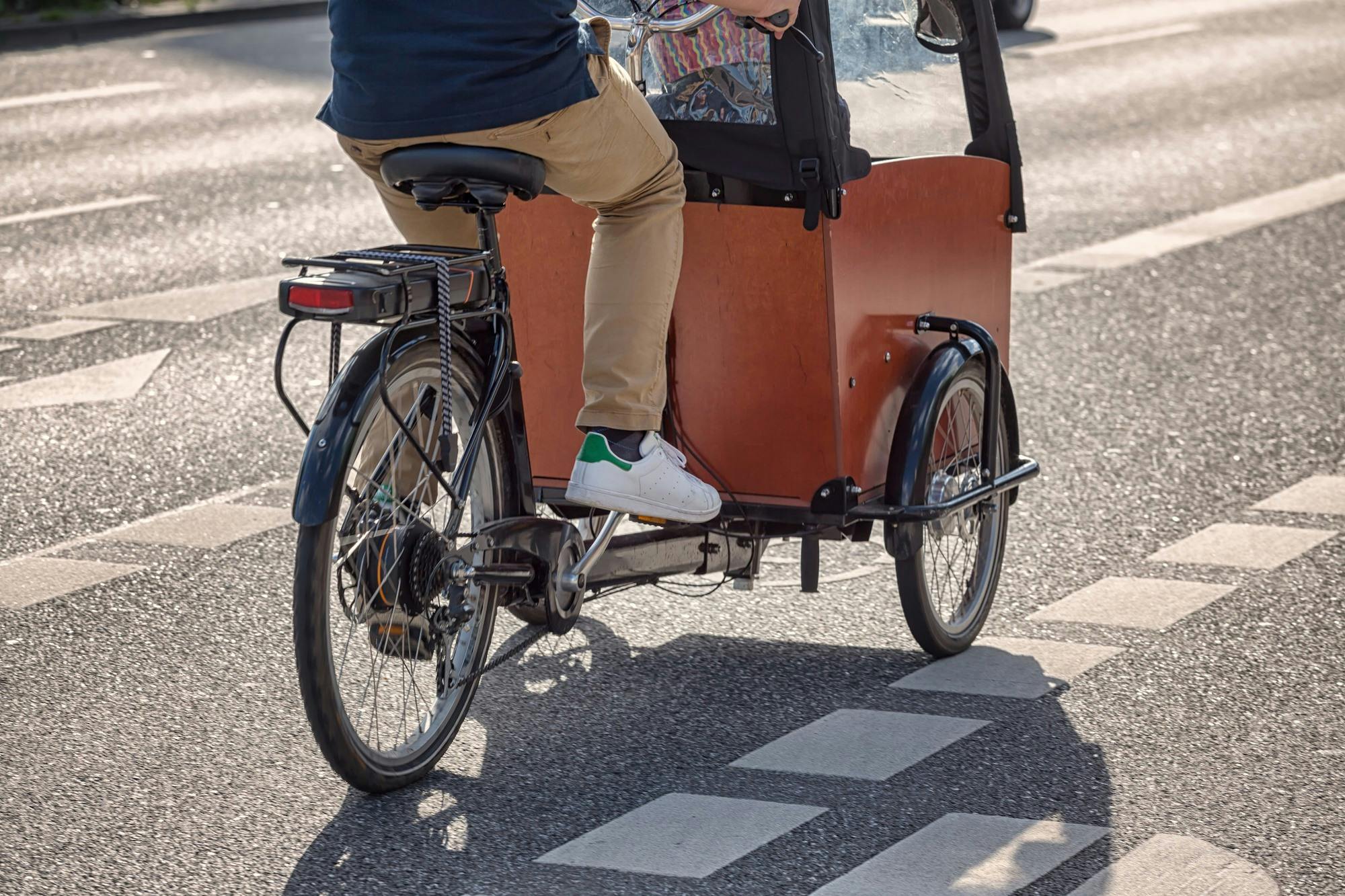 Man op bakfiets in de stad