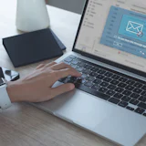 laptop met mailprogramma