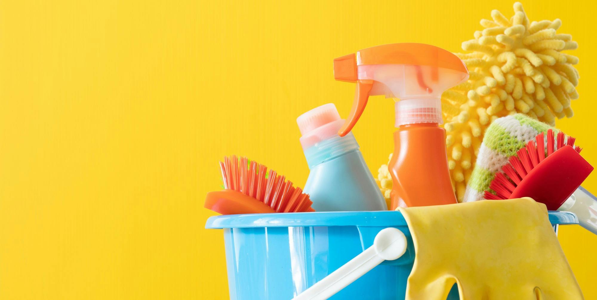 Een emmer met schoonmaakspullen