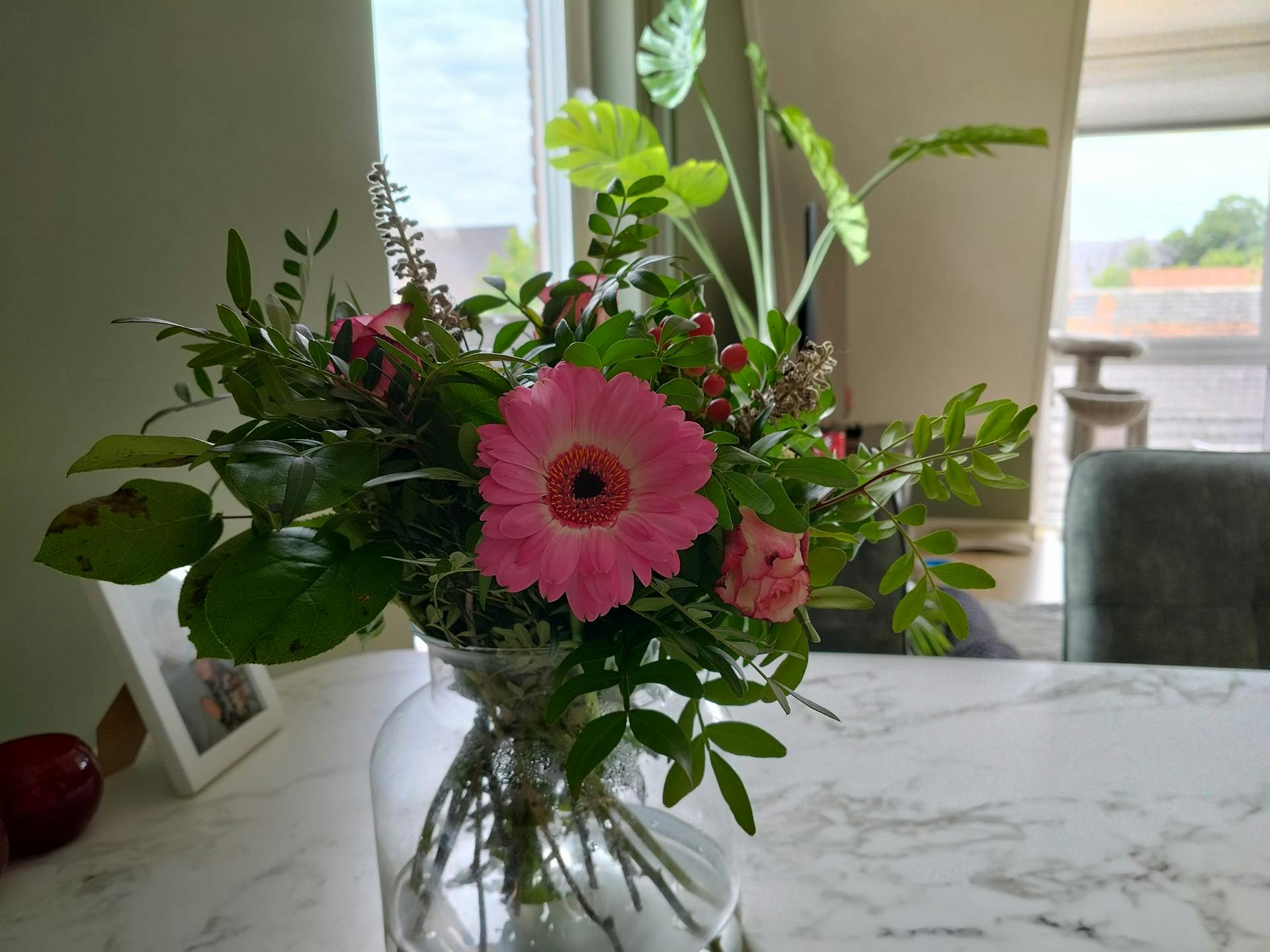 De bloemen staan er lekker scherp op, met iets té levendige kleuren.