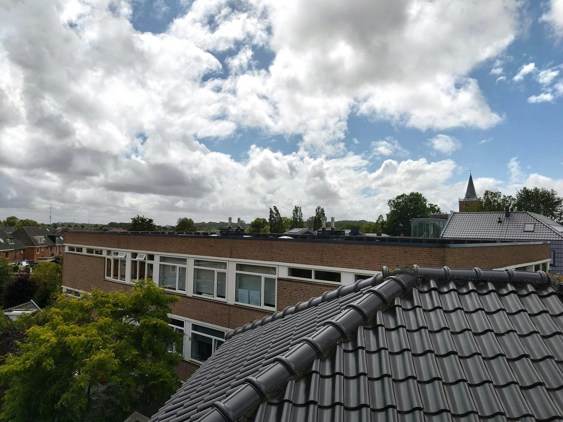 Een zon door de wolken heen is een lastige situatie voor een smartphonecamera, maar de OnePlus Nord CE 4 Lite staat zijn mannetje.