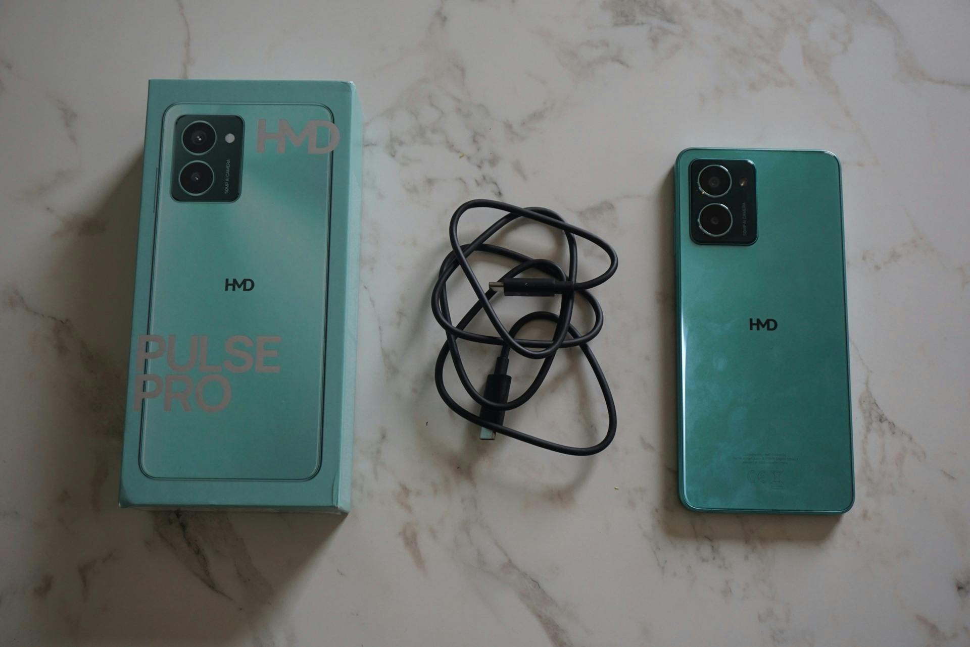 In de doos vind je naast de telefoon alleen een usb-c-kabel.