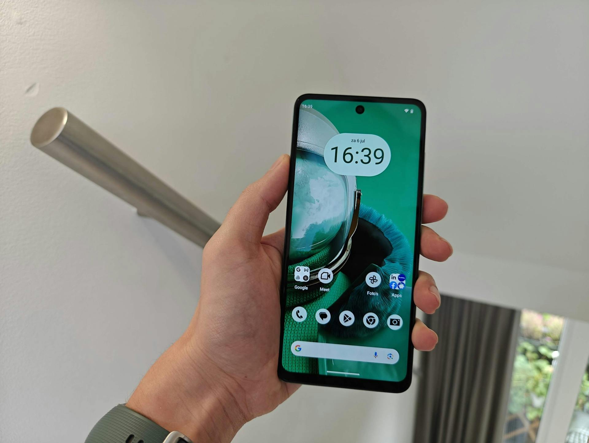 Heb je de HMD Pulse Pro in de hand, dan merk je niet dat je zelf onderdelen kunt vervangen.