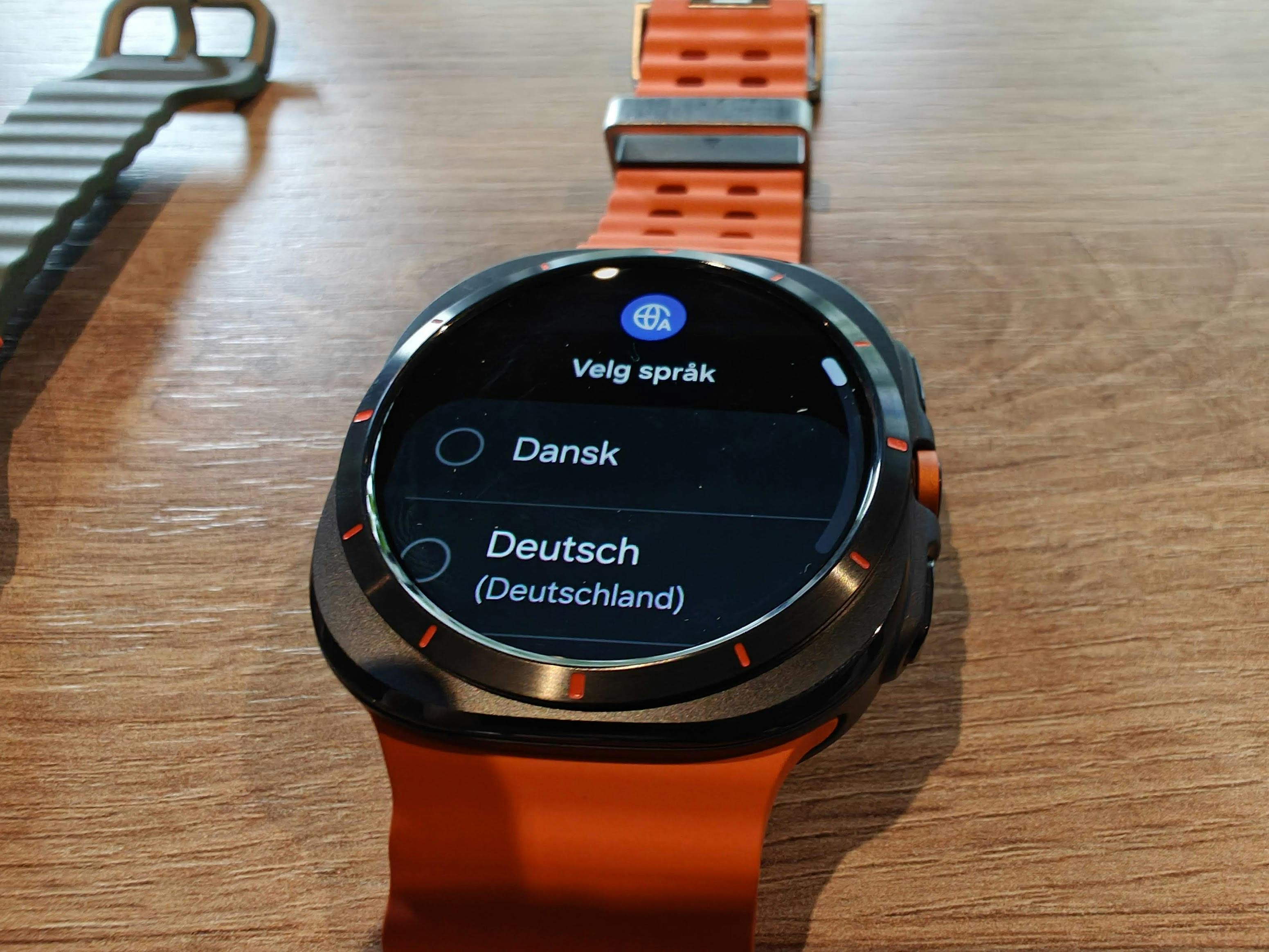 De Watch Ultra heeft een rond scherm in een subtiel hoekige behuizing.