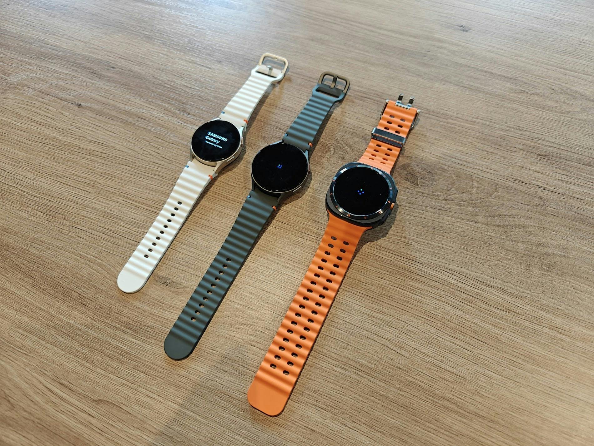De Watch 7-serie naast de Watch Ultra (oranje, rechts).