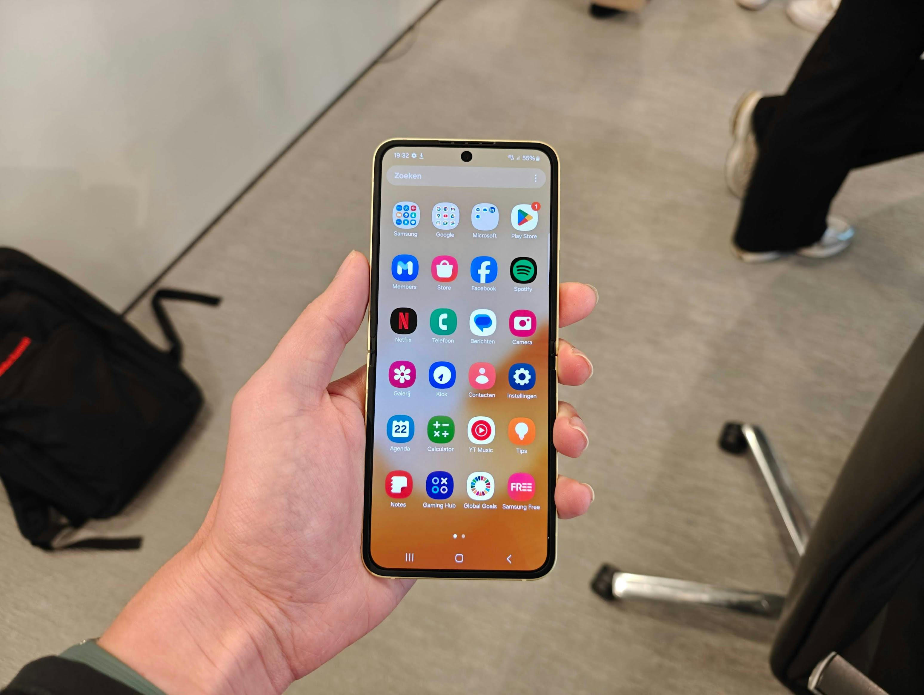 Opengeklapt is de Z Flip 6 net een normale smartphone.