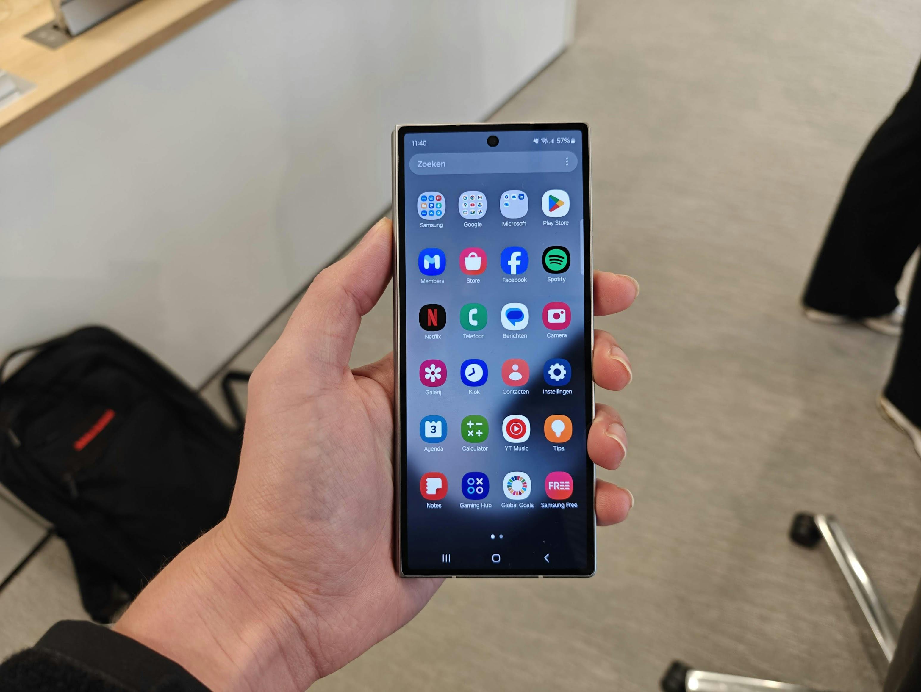 Het scherm aan de voorzijde van de Galaxy Z Fold 6.