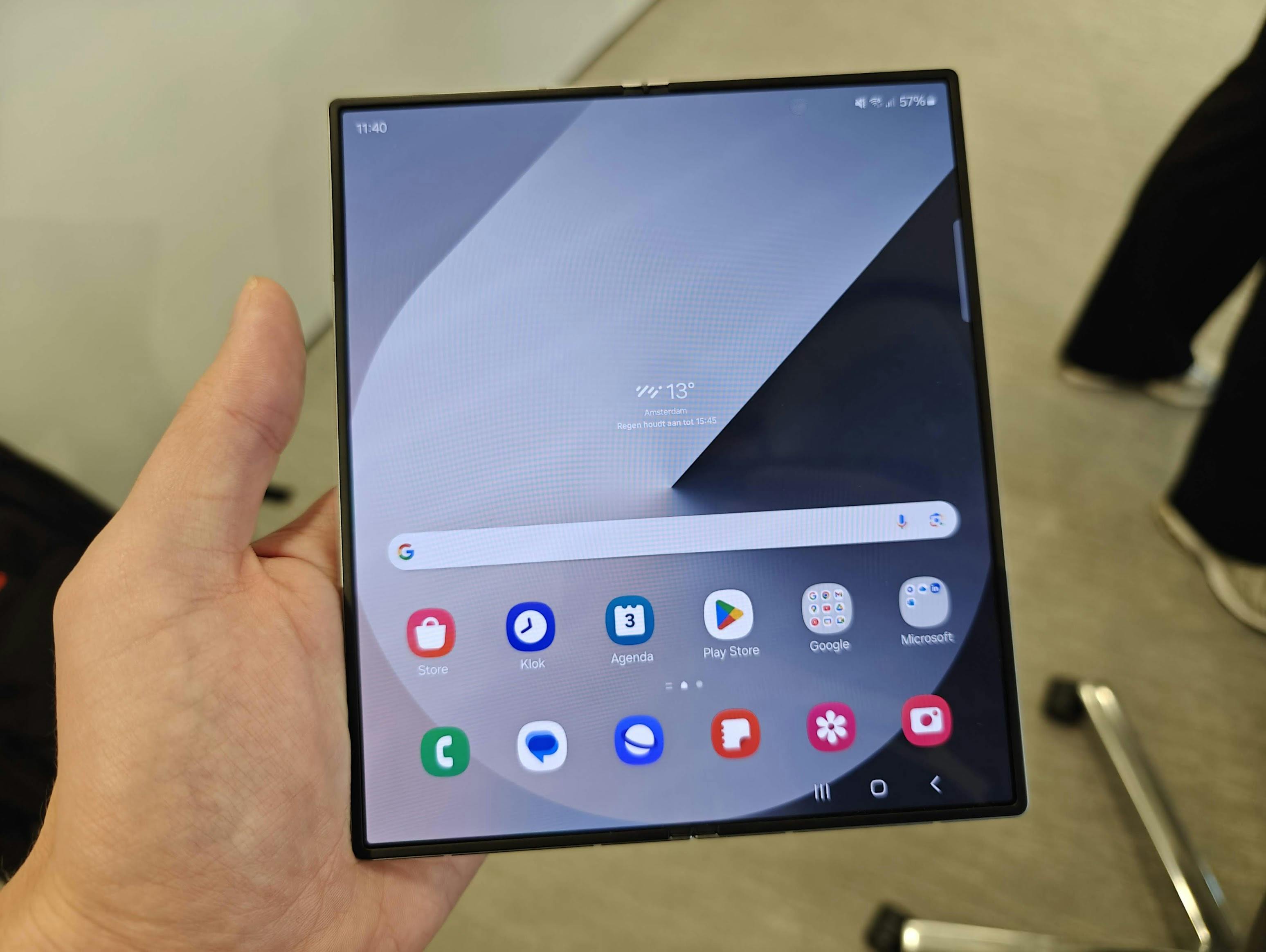 Opengeklapt kijk je tegen een groter, meer vierkant scherm aan.