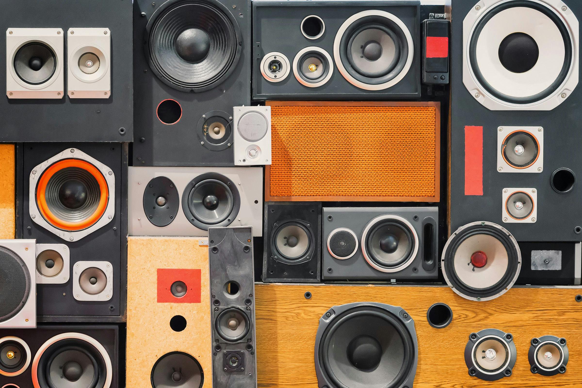 Wat is beter: grotere of kleinere speakers?