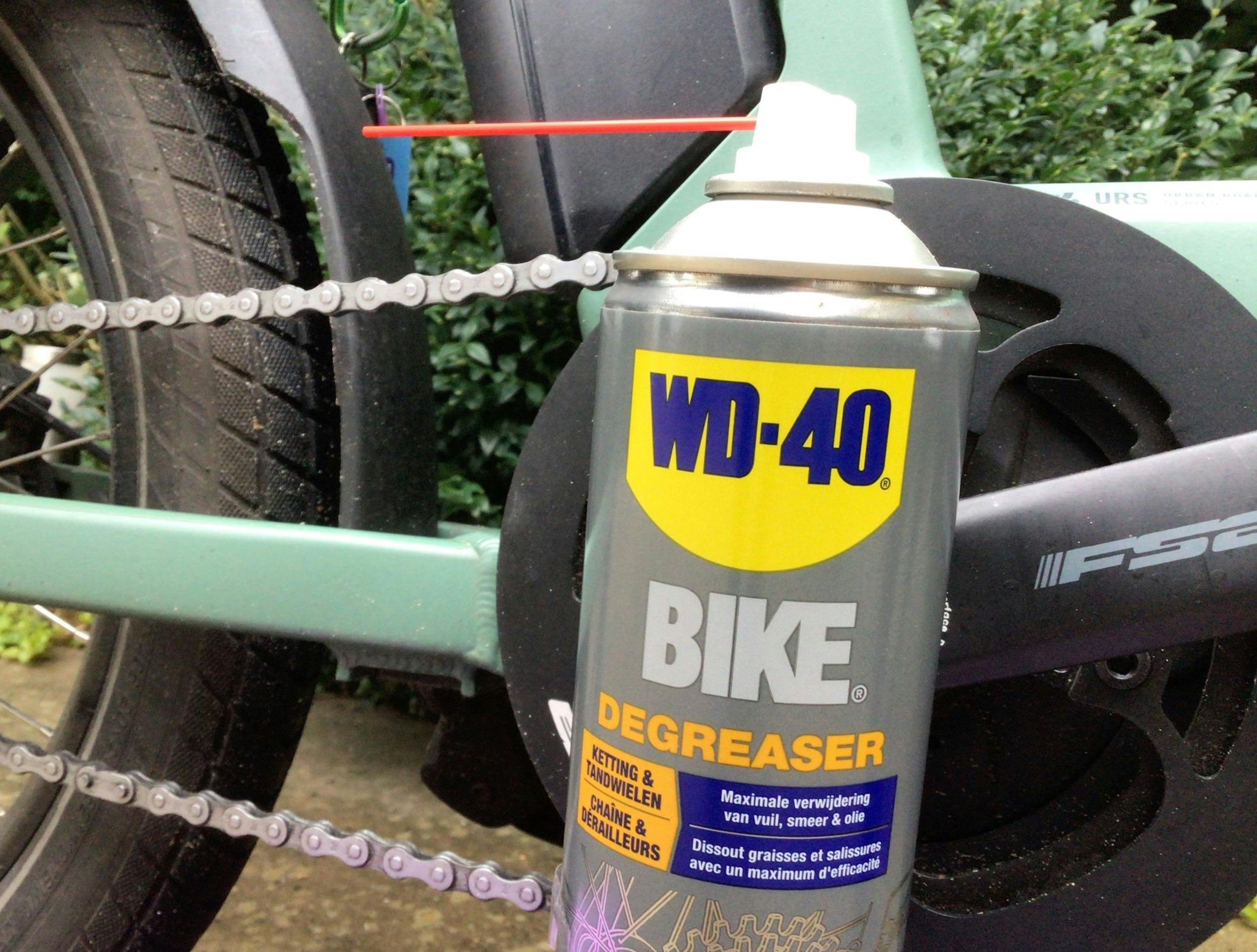 Gebruik geen zuur of alkalisch reinigingsmiddel om de ketting schoon te maken.