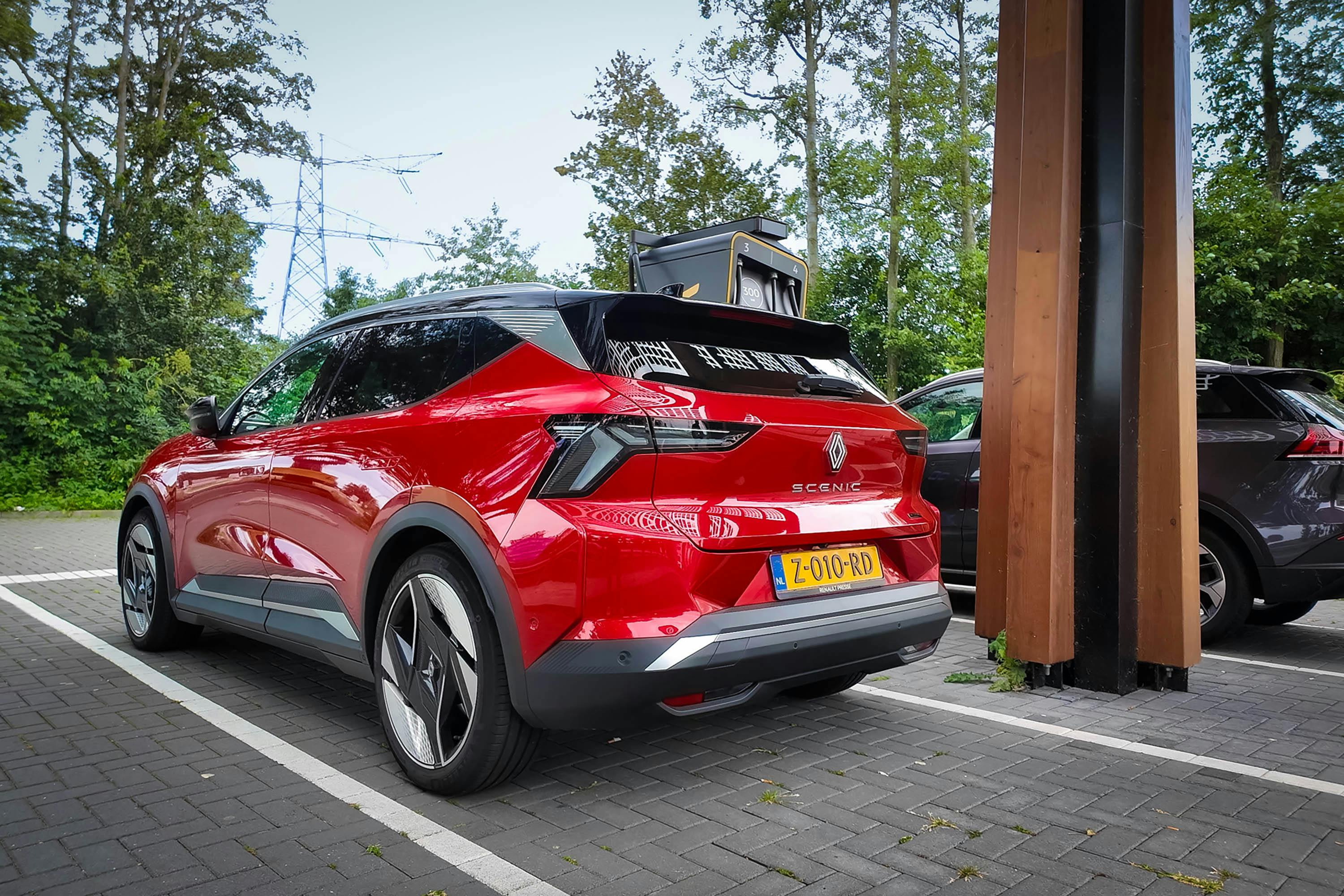 Een iets oudere gezinsauto leasen. Is het echt goedkoper?