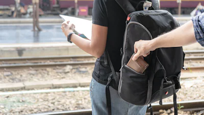 Op vakantie? Trap niet in deze diefstaltrucs