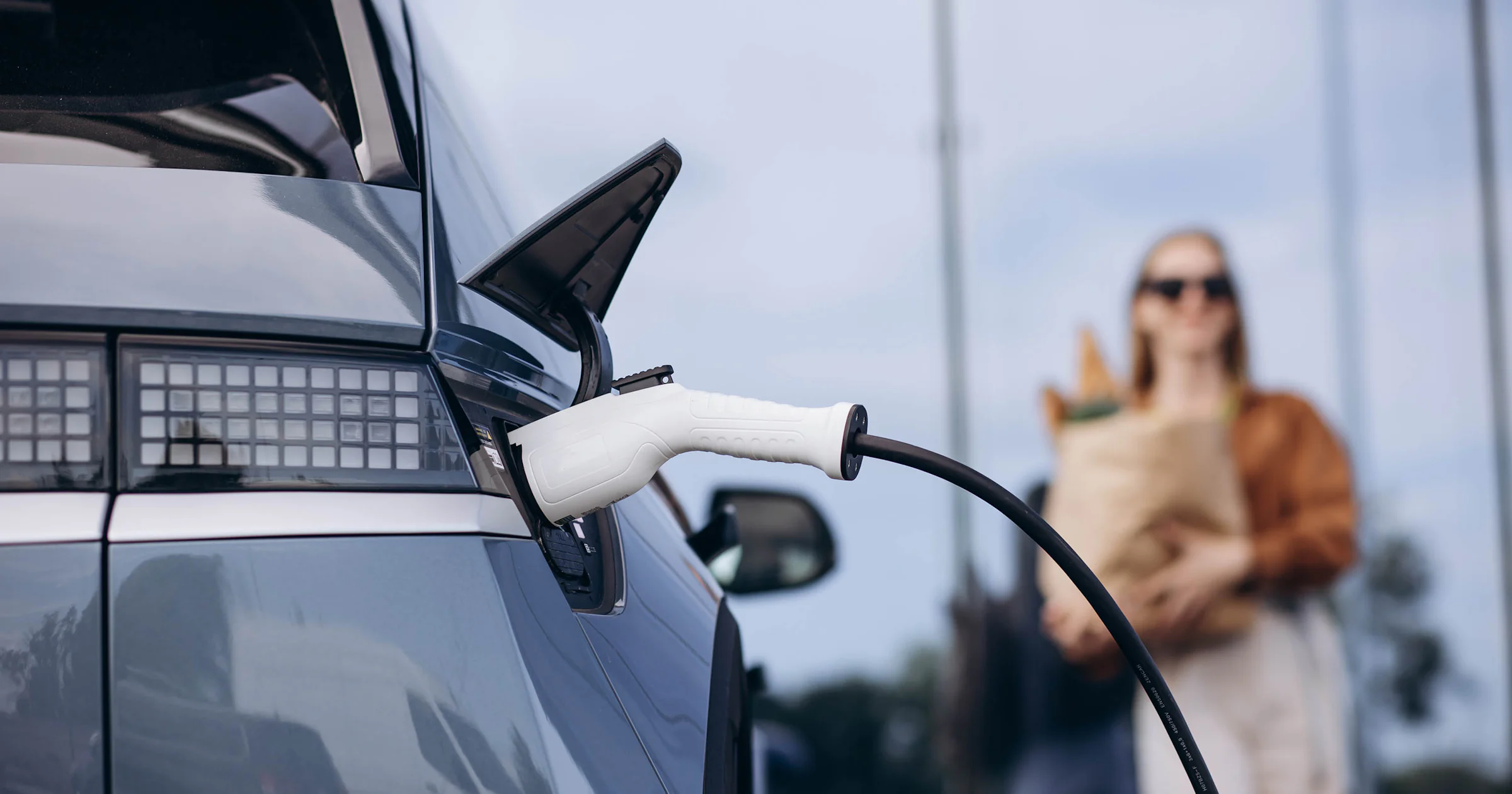 Je elektrische auto als batterij voor de wijk: zo werkt V2G