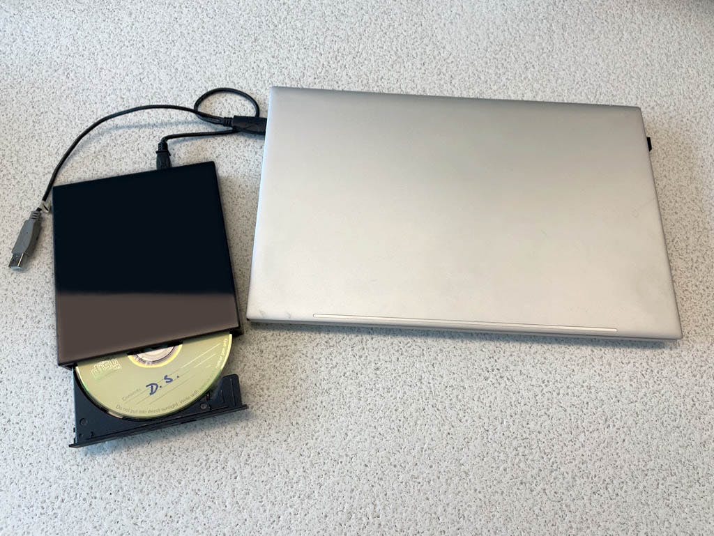 Heb je geen computer meer met een schijfstation, dan moet je een externe optische drive aansluiten.