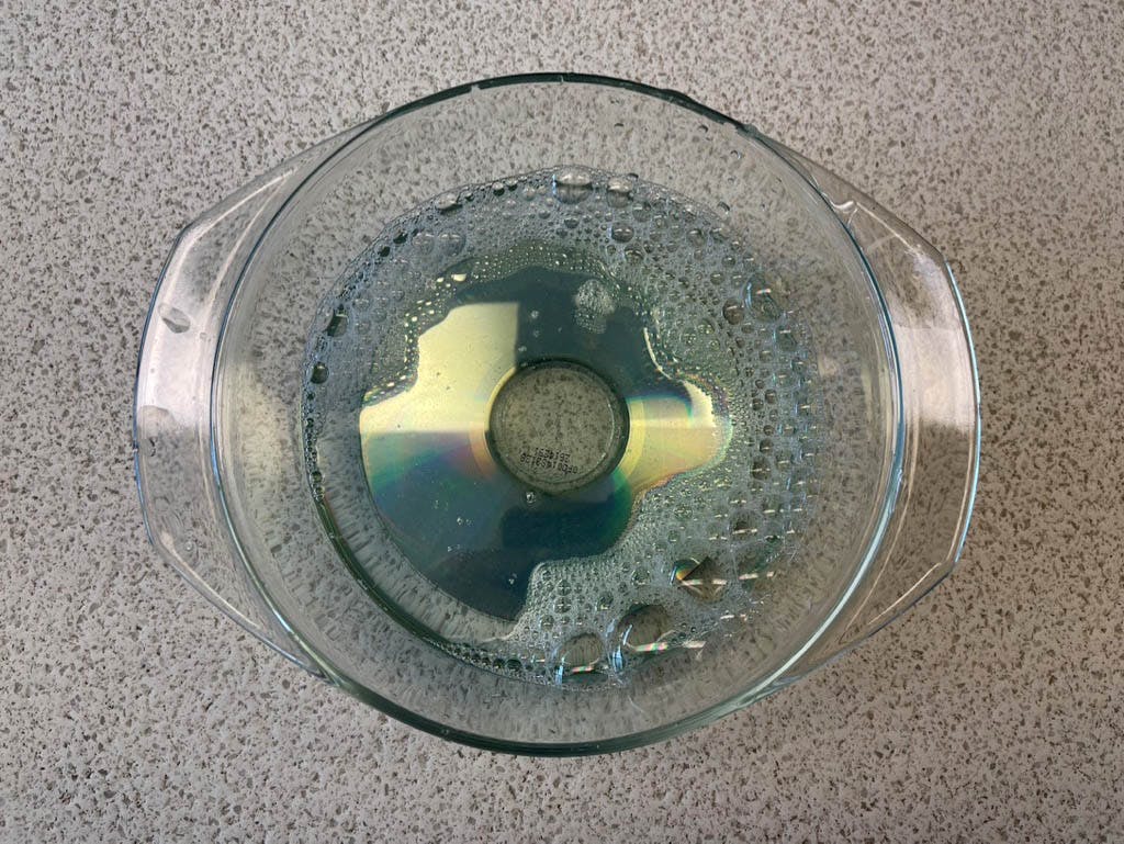 Leg de schijf eventjes in een sopje.