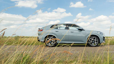 Review BMW iX2 eDrive20 - Hoe de wind waait, waait zijn jasje