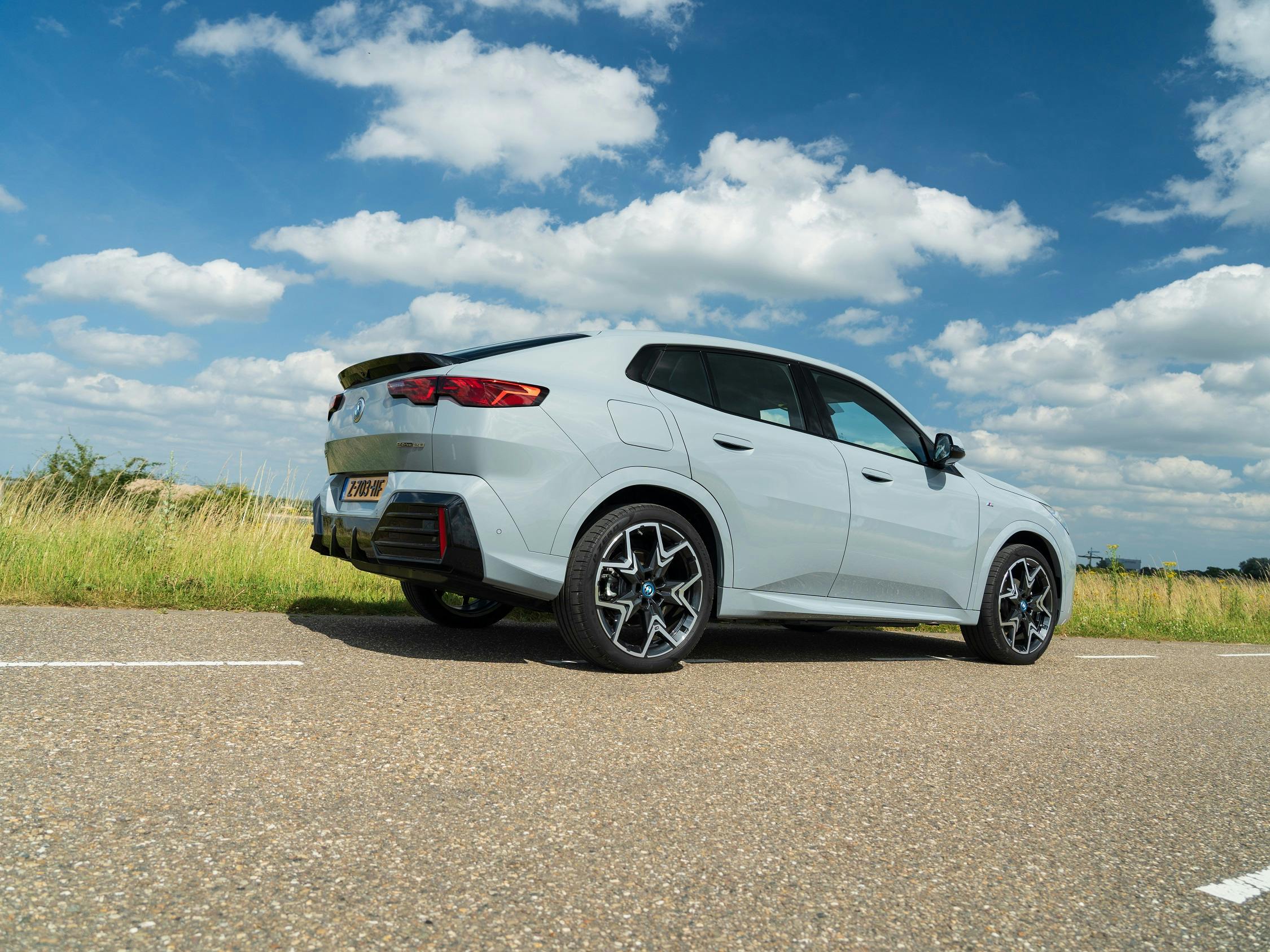Vanaf de middelste deurstijlen loopt het dak van de iX2 in een gebogen lijn naar beneden.