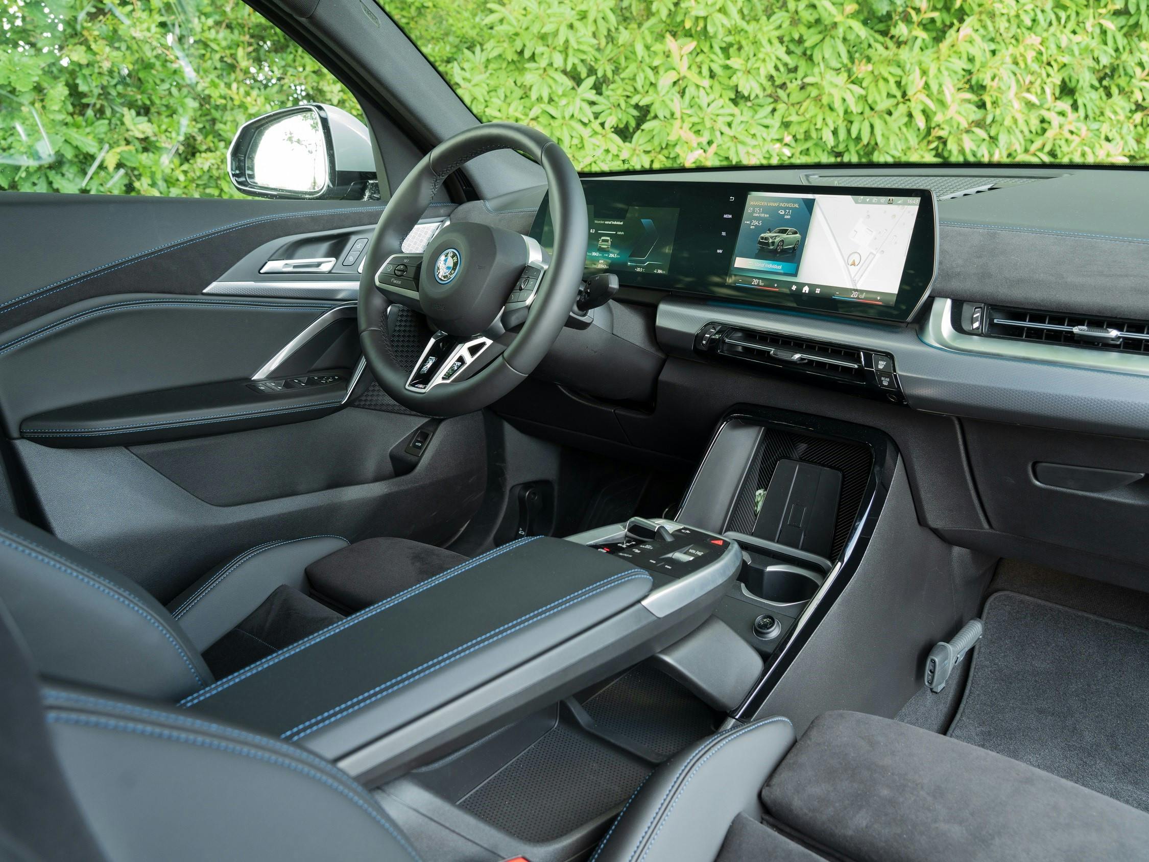 Hetzelfde interieur als in de BMW iX1, maar door te kiezen voor een andere kleurcombinatie creëer je een heel andere sfeer.