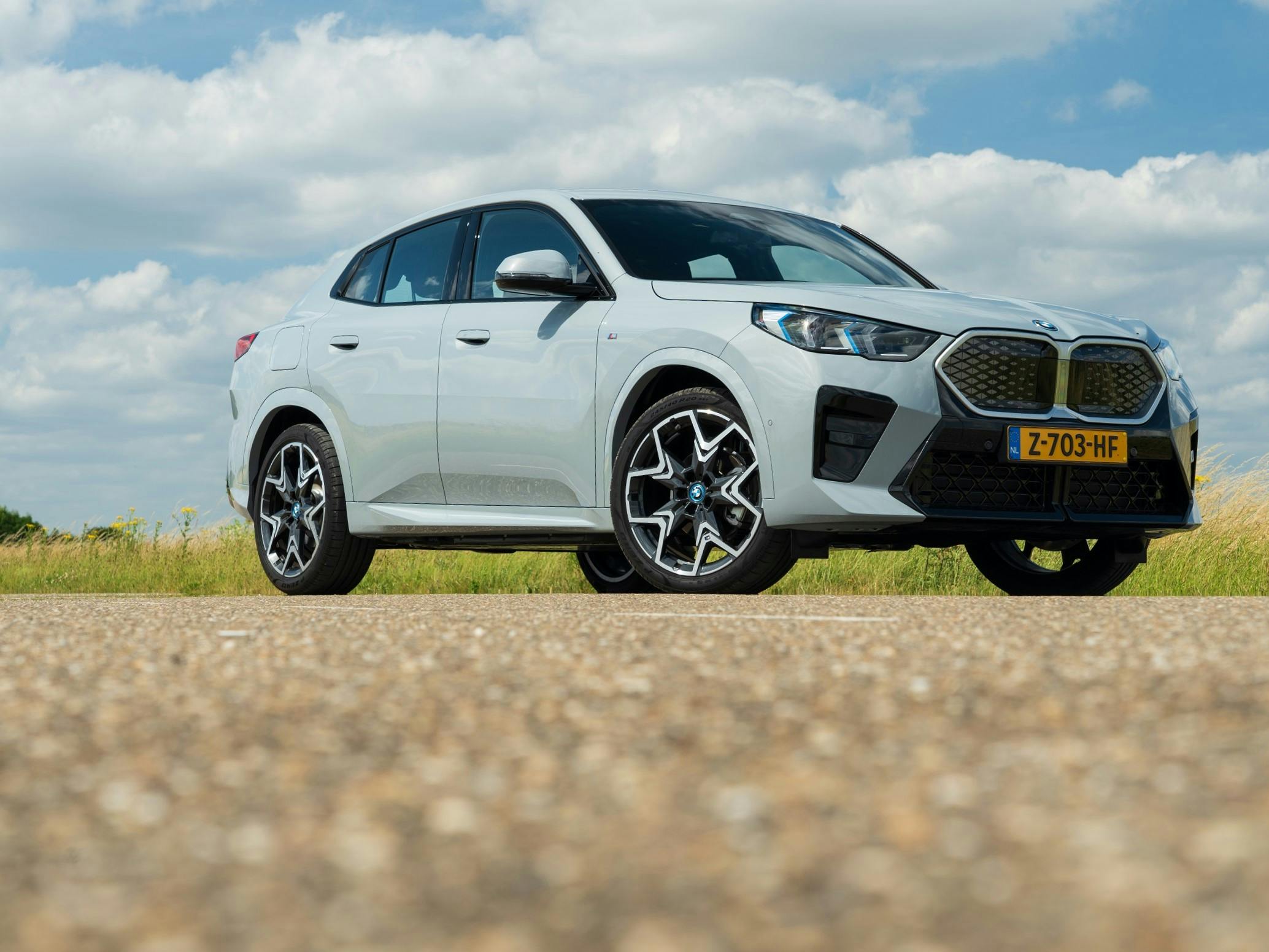 Je ziet meteen dat de BMW iX2 nauw verwant is aan de iX1.