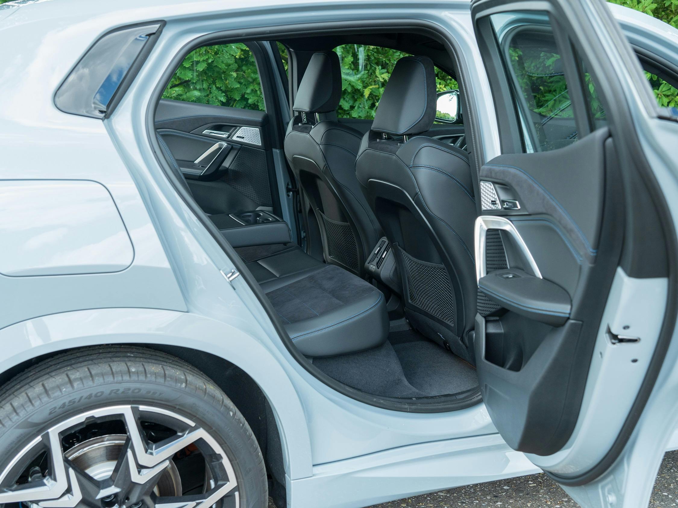 Door de aflopende daklijn is de instap naar de achterbank krap. Langere personen zitten er al gauw met hun hoofd tegen het dak.