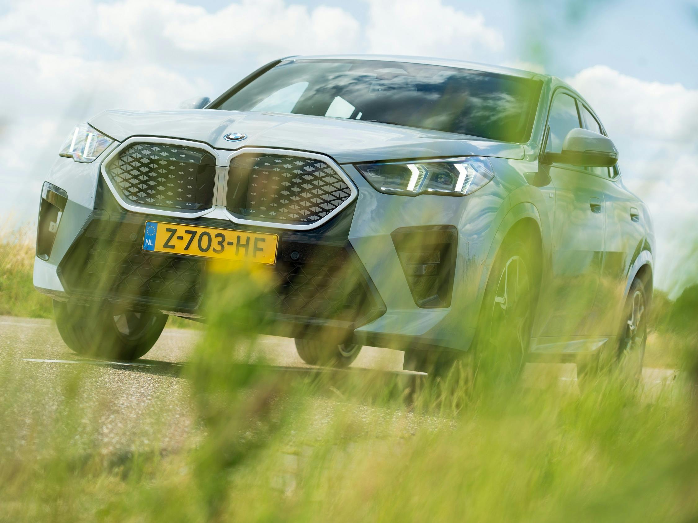 Uitgevoerd met het M-Sportpakket, beschikt de iX2 over een 15 mm verlaagd onderstel.