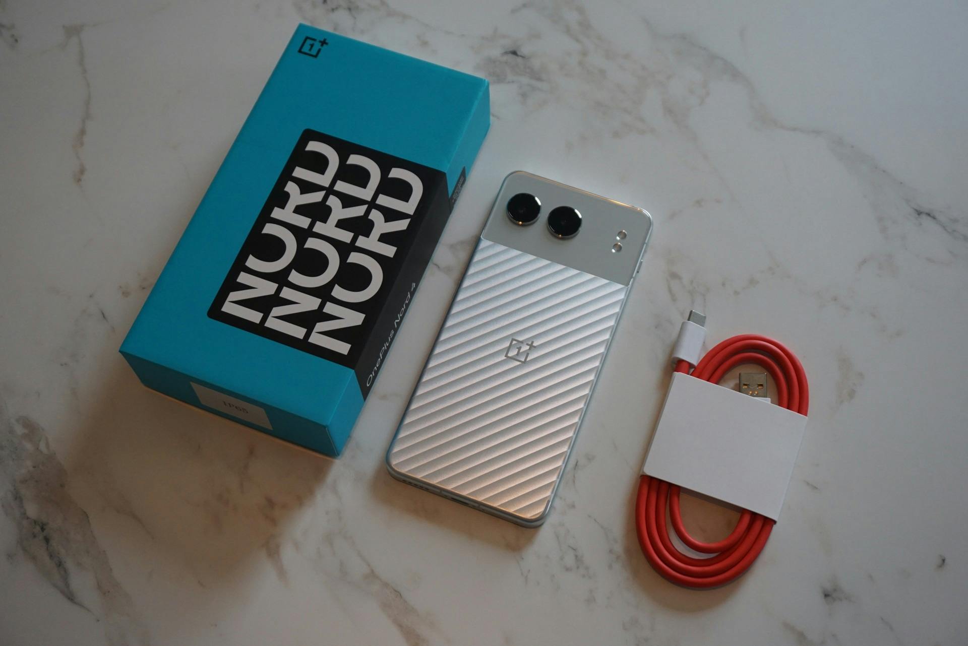 Jammer: OnePlus adverteert met supersnel opladen, maar de benodigde oplaadadapter zit niet in de doos.