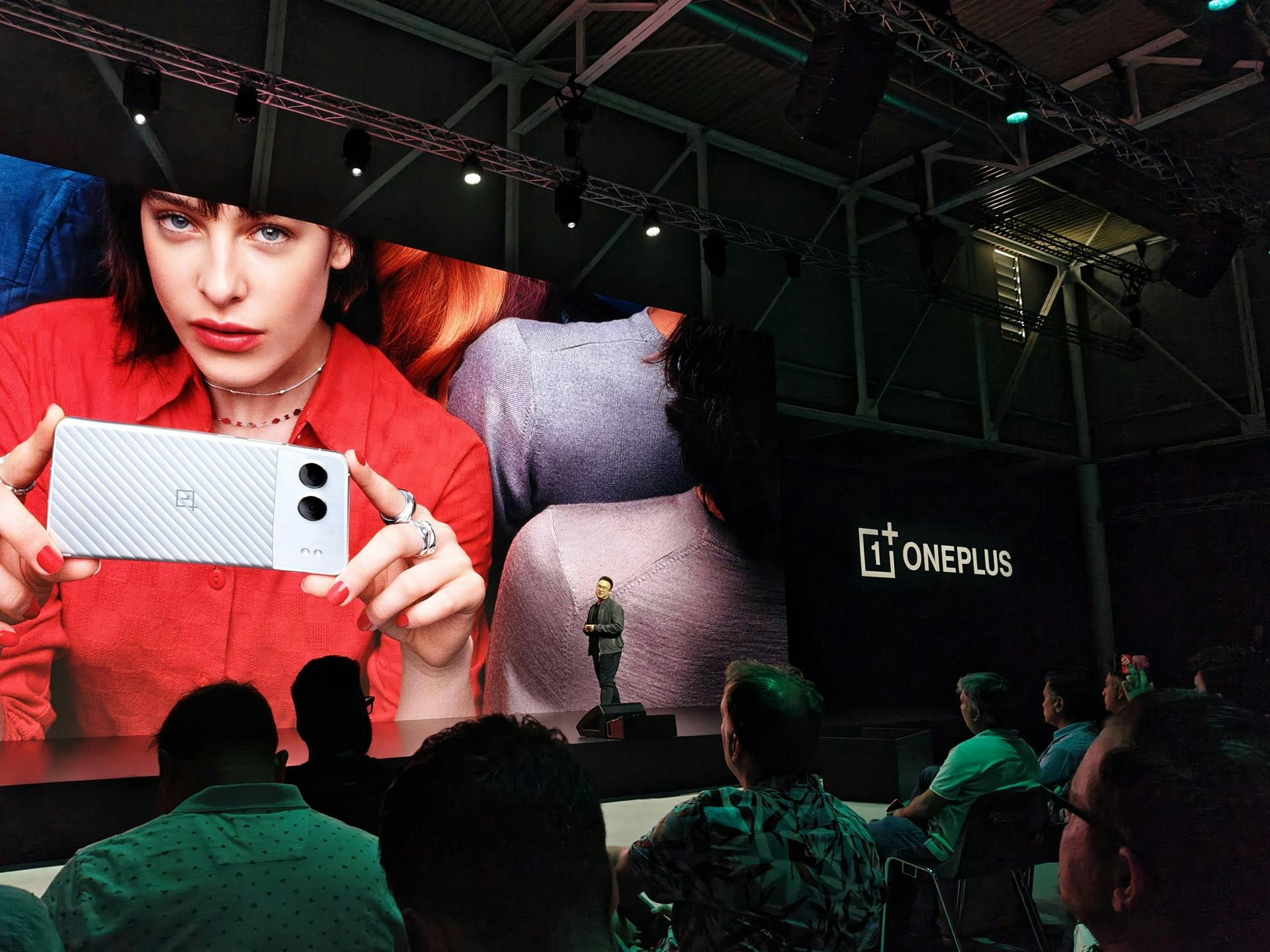 Een foto in een donkere hal met fel verlicht scherm.