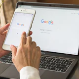 Een man gebruikt Google