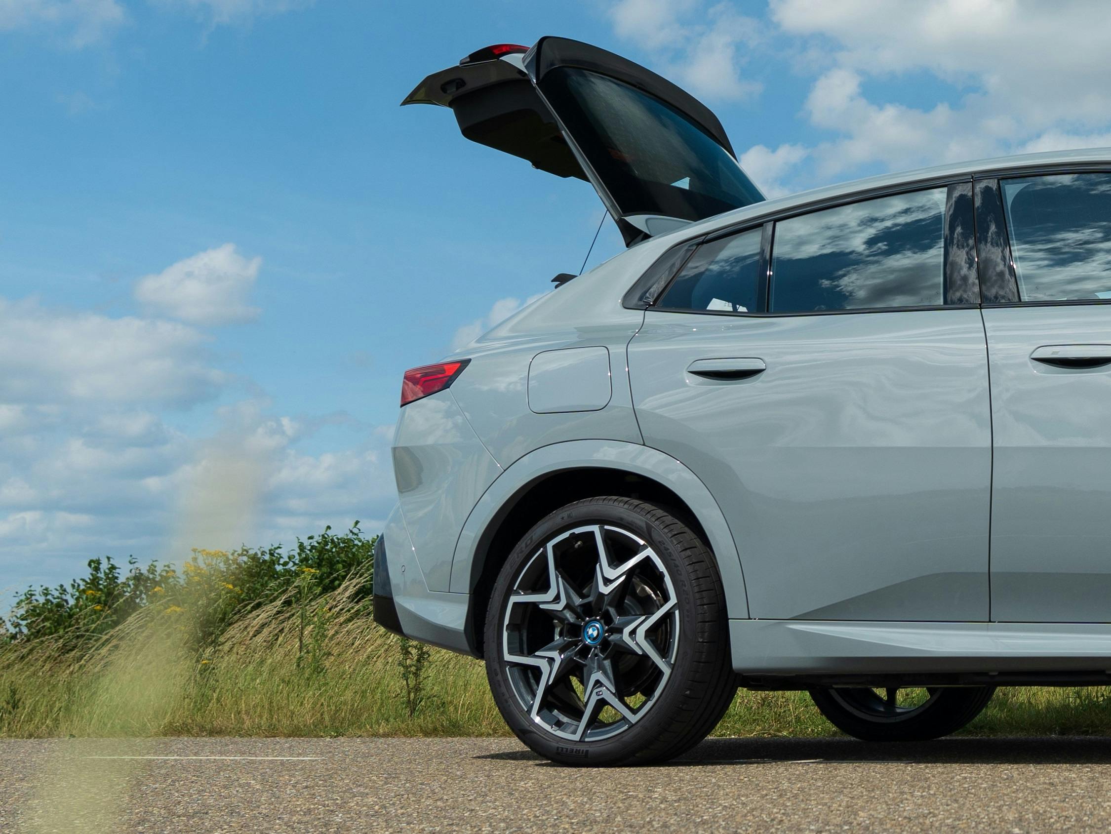 Doordat de iX2 van achteren 5 centimeter langer is dan de iX1, past er 35 liter meer bagage in de kofferbak.