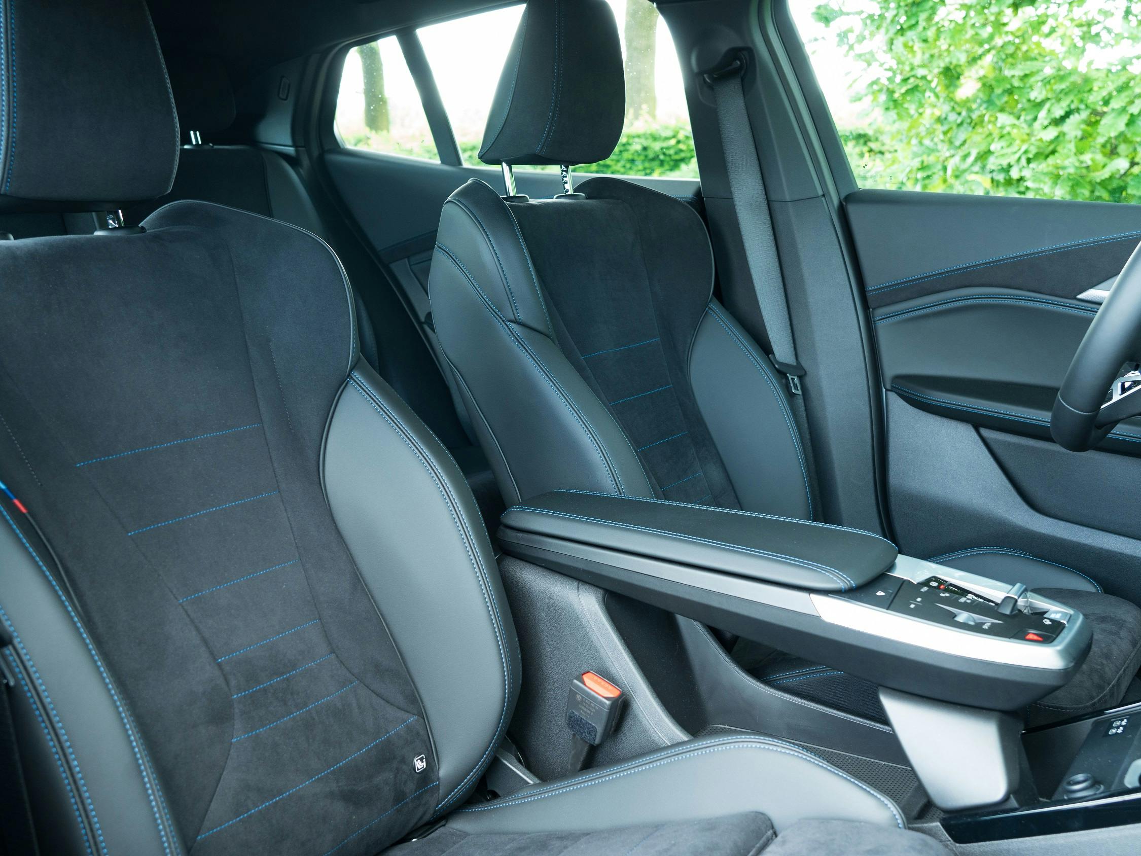 Sportstoelen met elektrische verstelling en ingebouwde massage zijn onderdeel van het Comfort-pakket.