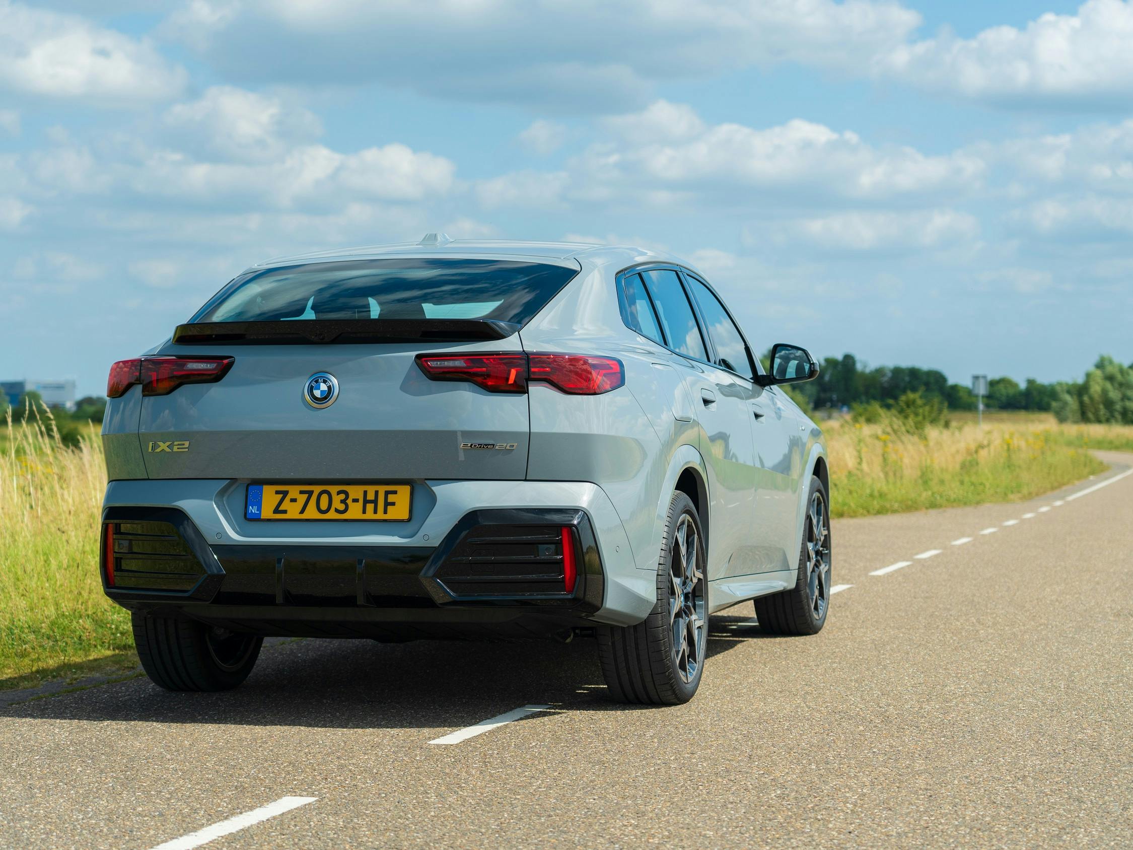 De BMW iX2 eDrive20 scoort hoge punten, al zijn er concurrenten met een grotere batterij voor een lagere prijs.