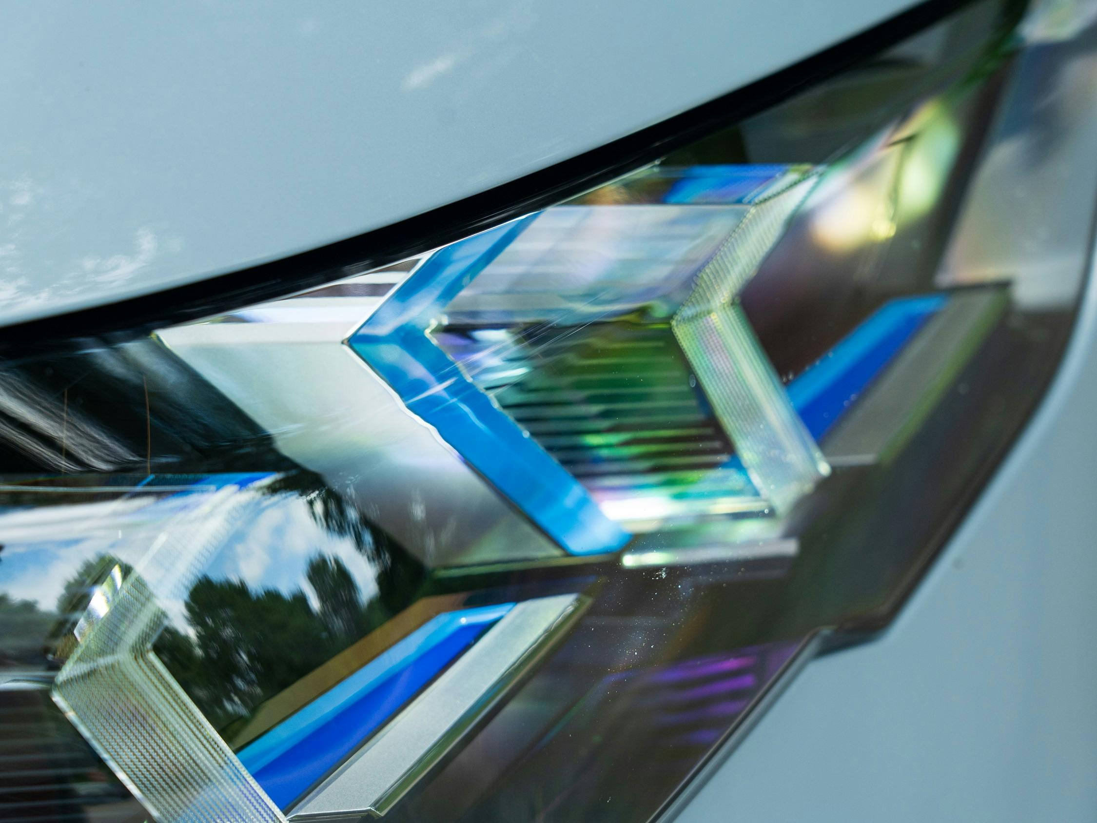 De adaptieve ledkoplampen van de testauto zouden niet misstaan in een glasmuseum.