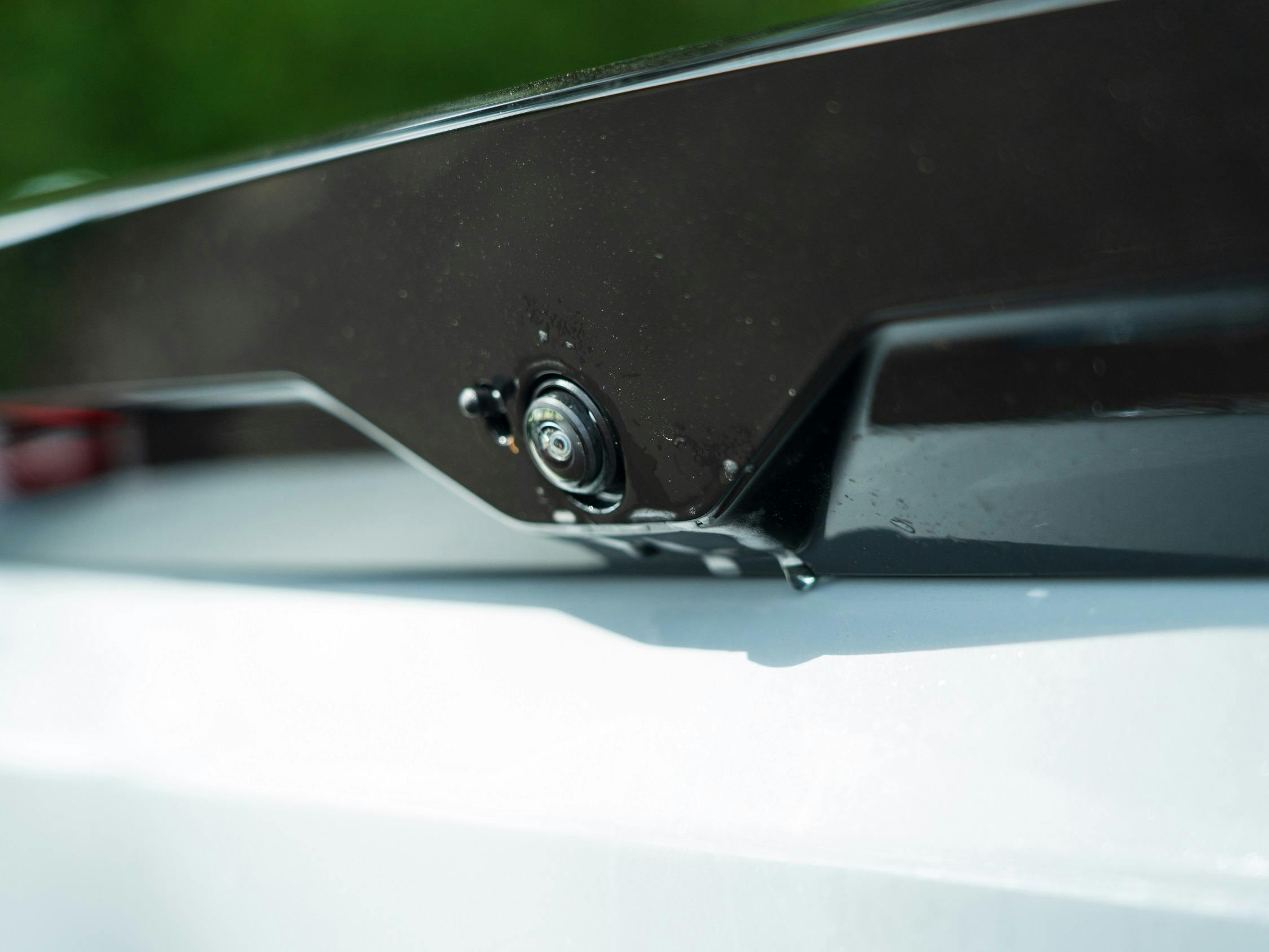 Handig: de achteruitrijcamera in de achterspoiler heeft zijn eigen reinigingsinstallatie.