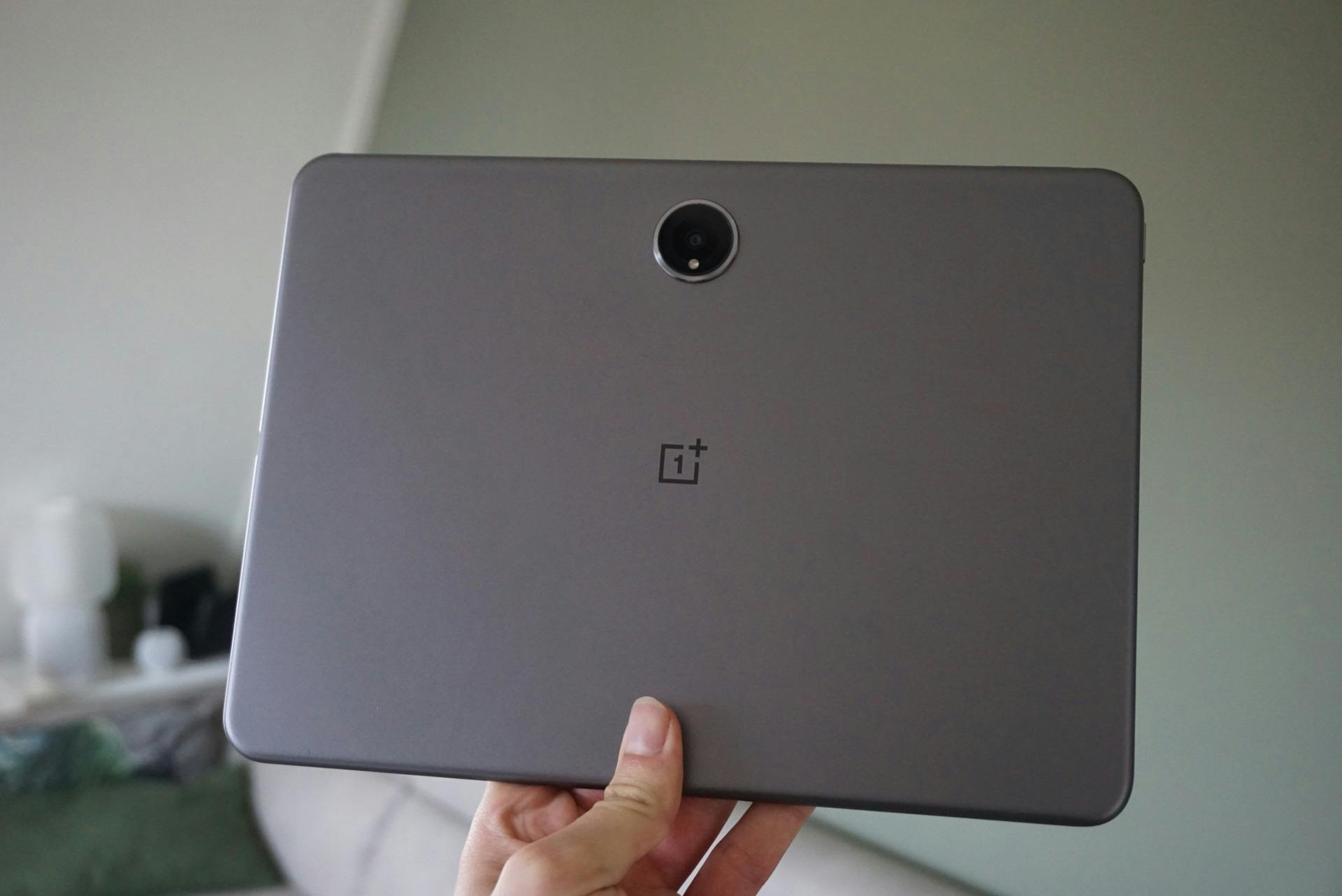 De tablet oogt en voelt luxe.