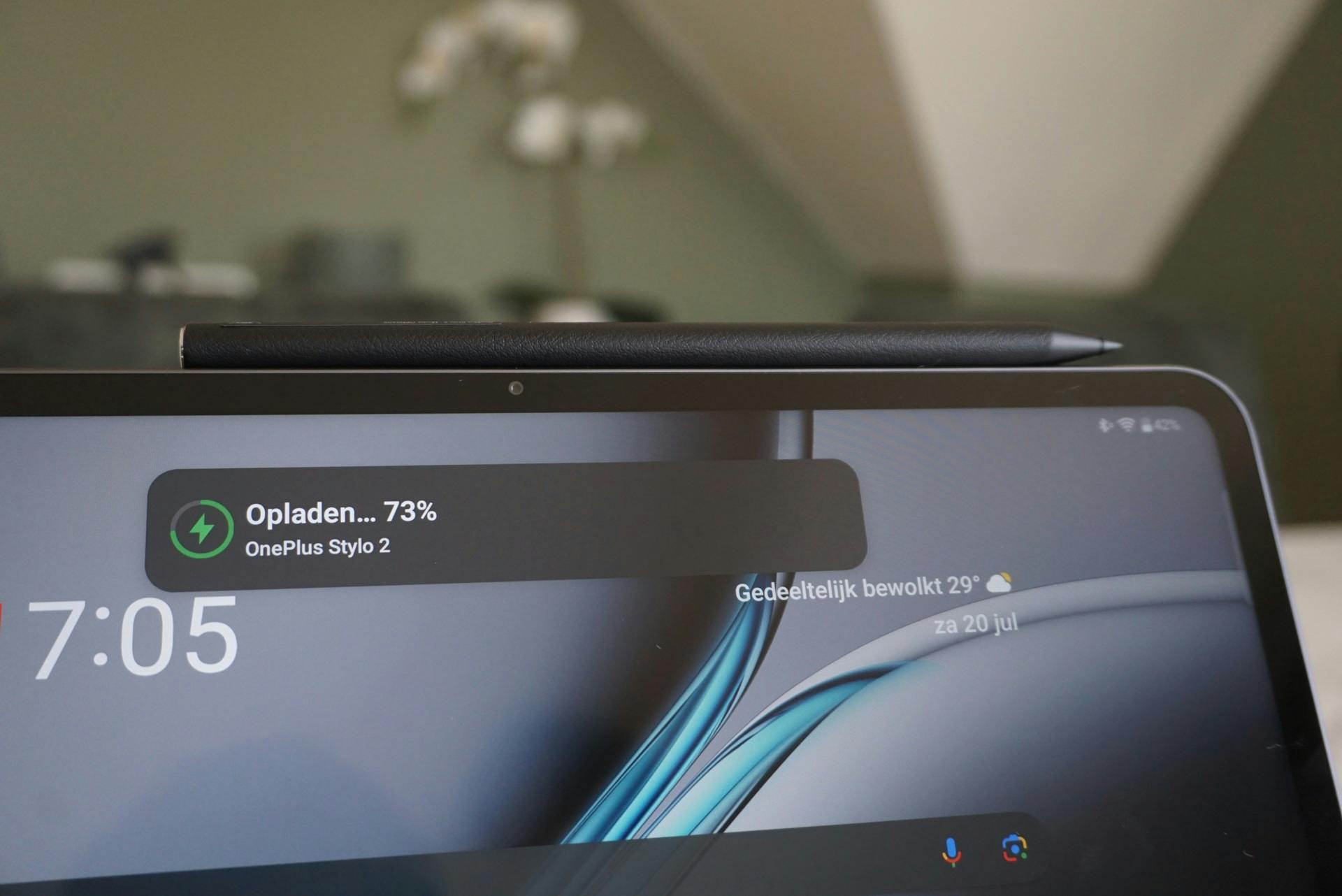 De los verkrijgbare styluspen klikt magnetisch aan de tablet vast, ook om op te laden.