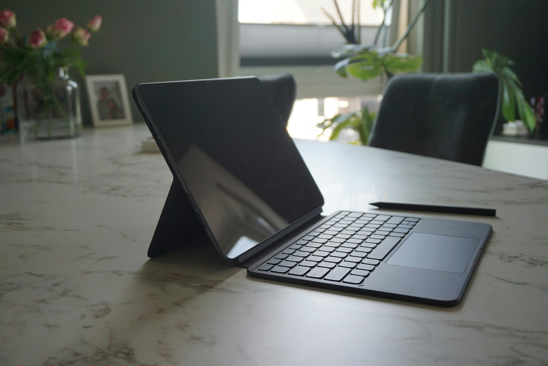 De eveneens los verkrijgbare toetsenbordhoes aan de tablet.