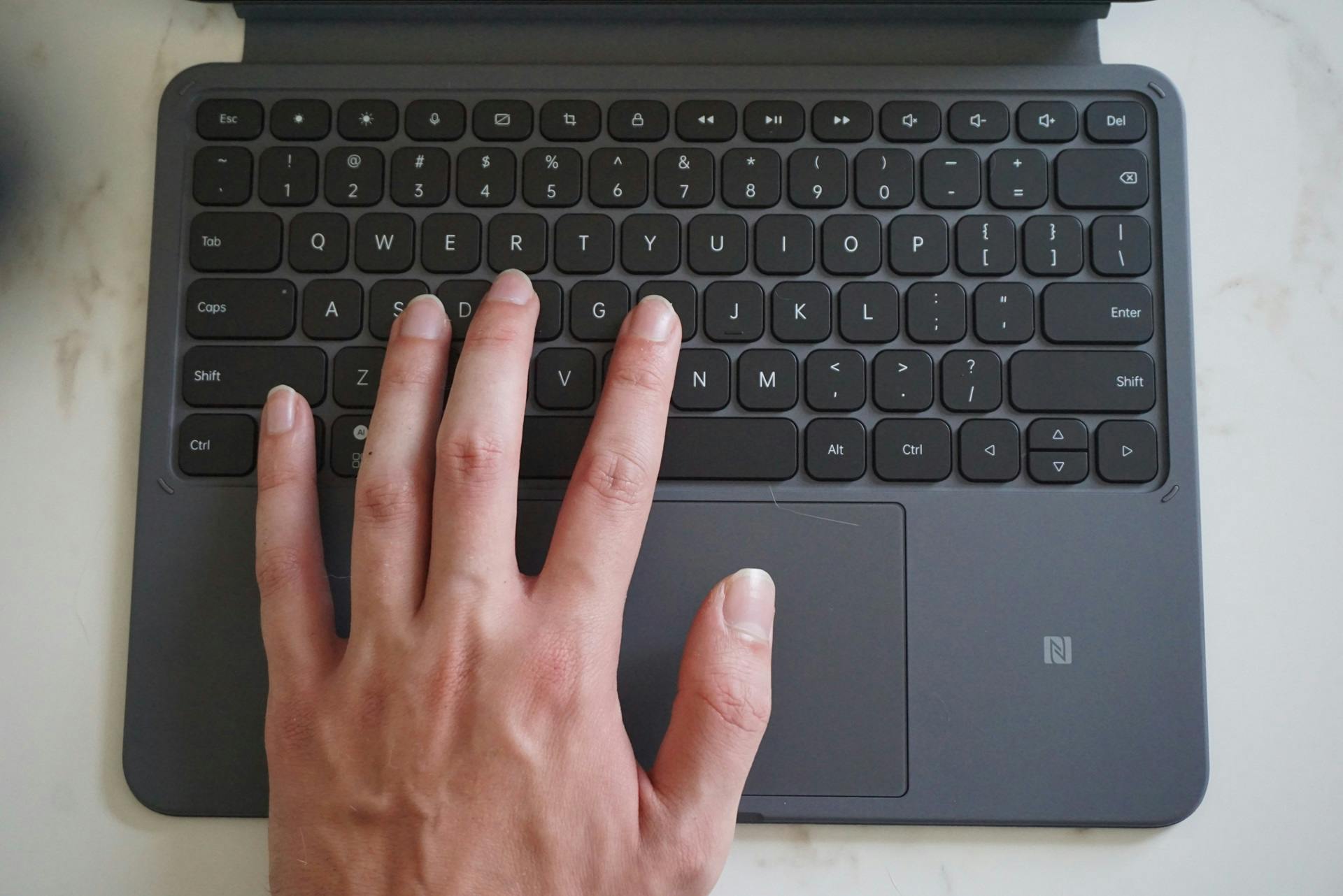 De toetsen tikken prettig en het touchpad is van groot formaat.