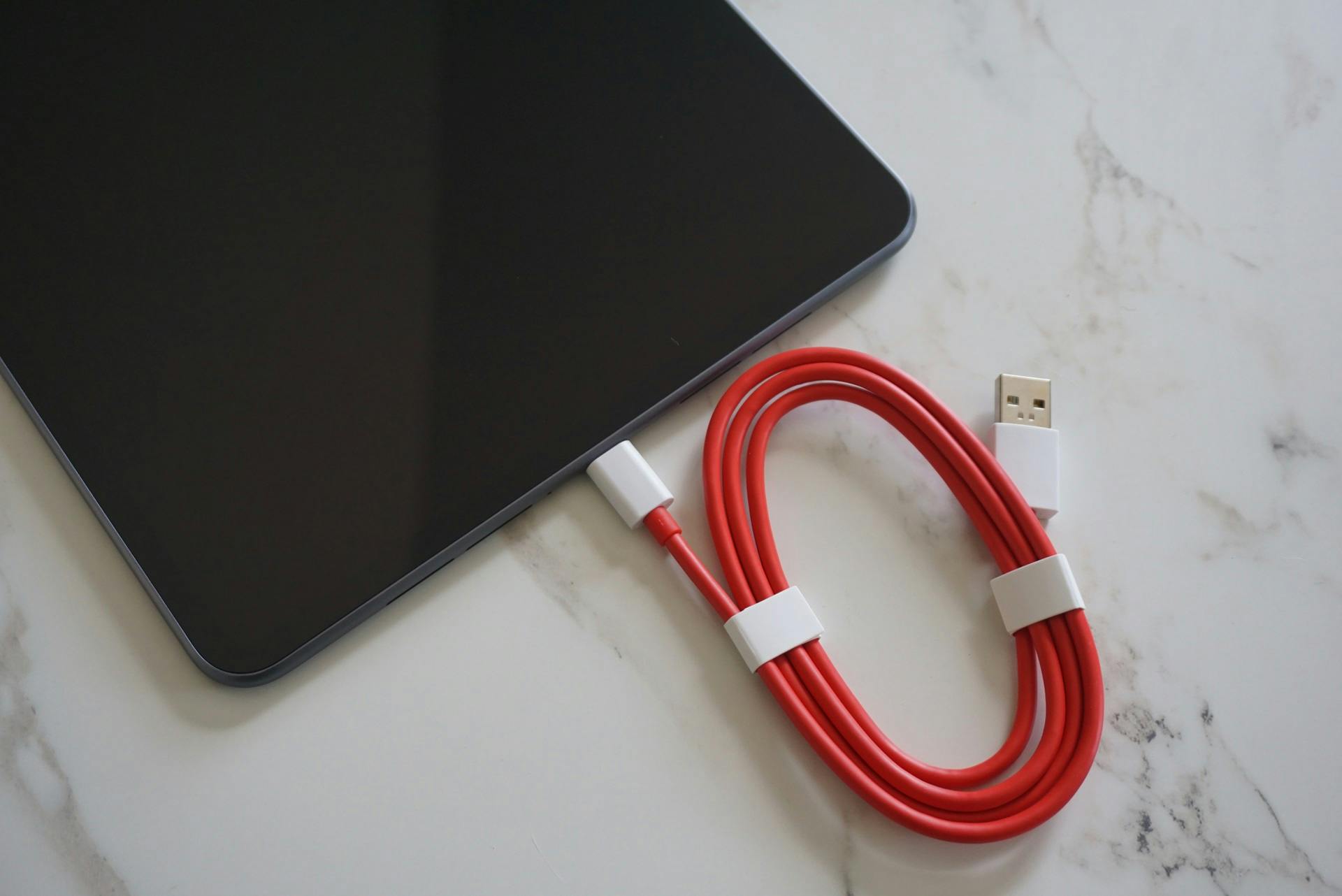OnePlus levert de 549 euro kostende tablet met een usb-c-kabel maar zonder de handige snellaadadapter.