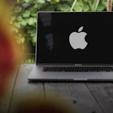 Laptop met Apple logo