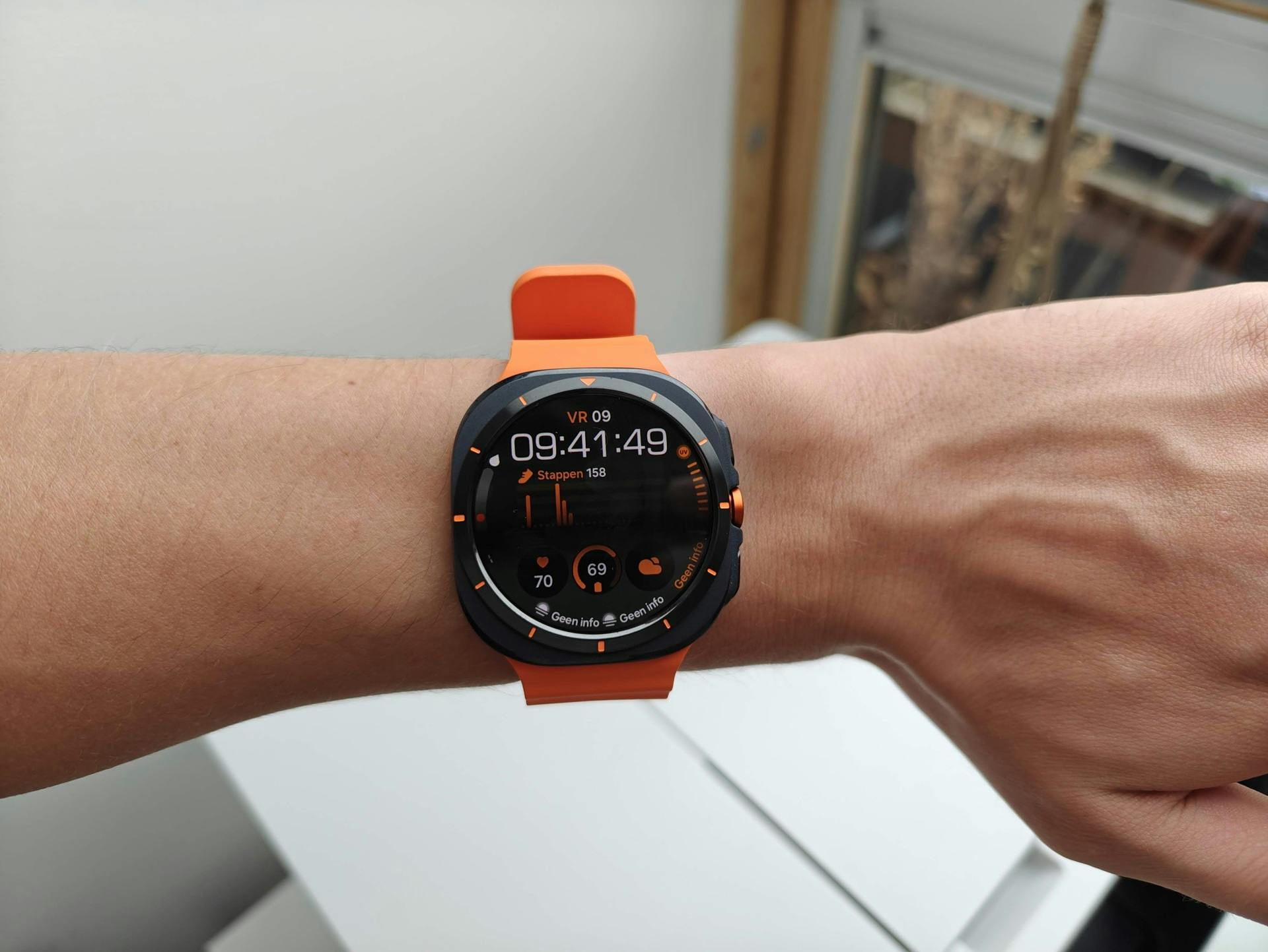 Het horloge is fors om de pols.