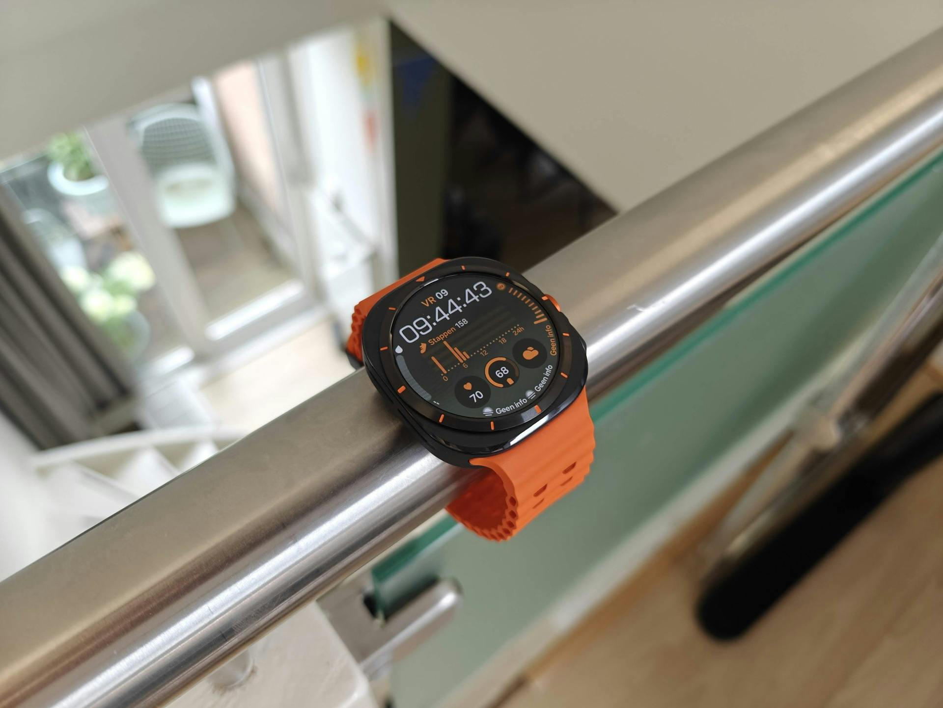 De smartwatch heeft een duidelijk afleesbaar scherm.